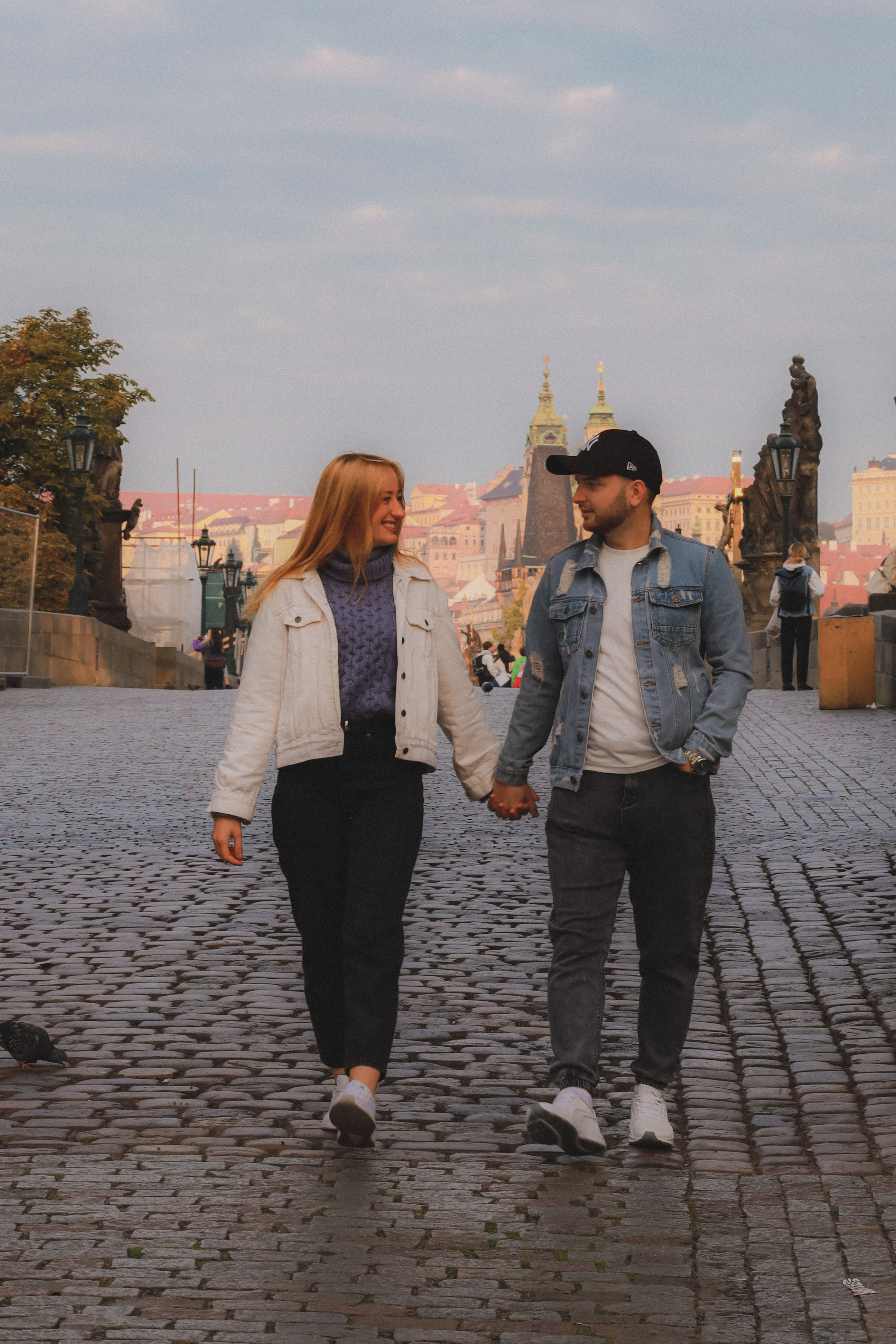 Лавстори на Карловом мосту, Прага. Fotograf Praha a Plzeň. Lovestory, svatba, portrét, rodinné focení