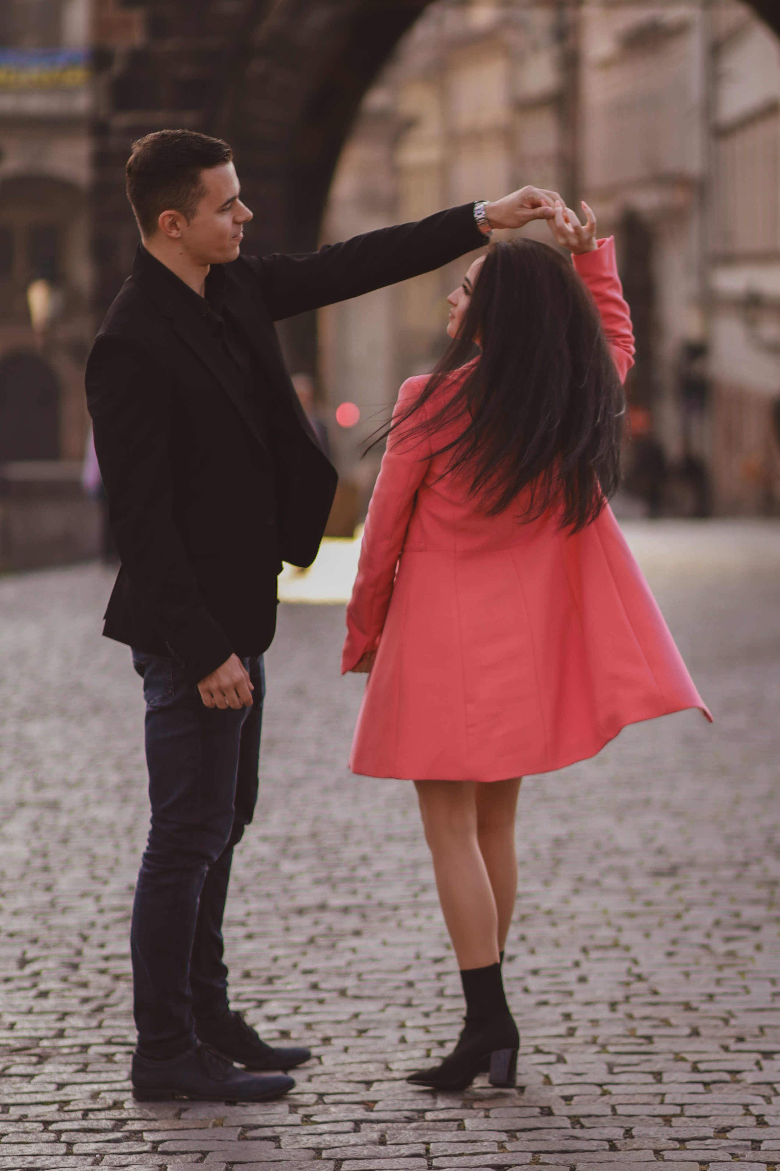 Фотосессия влюбленной пары на Карловом мосту. Fotograf Praha a Plzeň. Lovestory, svatba, portrét, rodinné focení