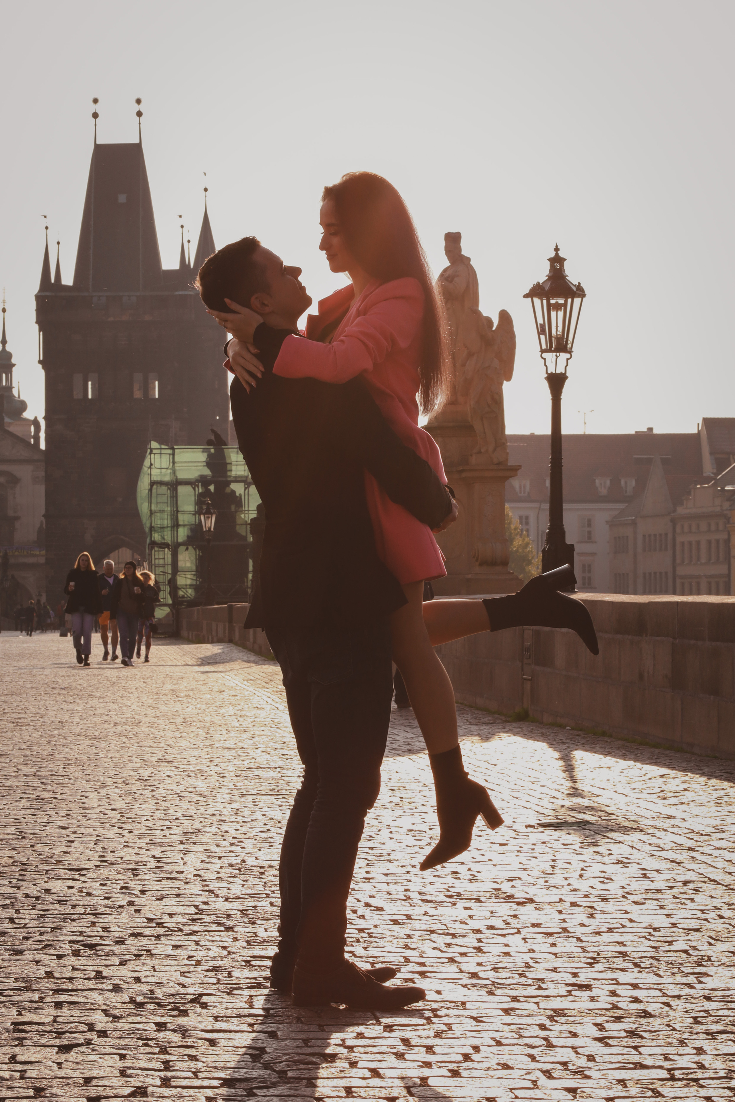 Фотосессия влюбленной пары на Карловом мосту. Fotograf Praha a Plzeň. Lovestory, svatba, portrét, rodinné focení