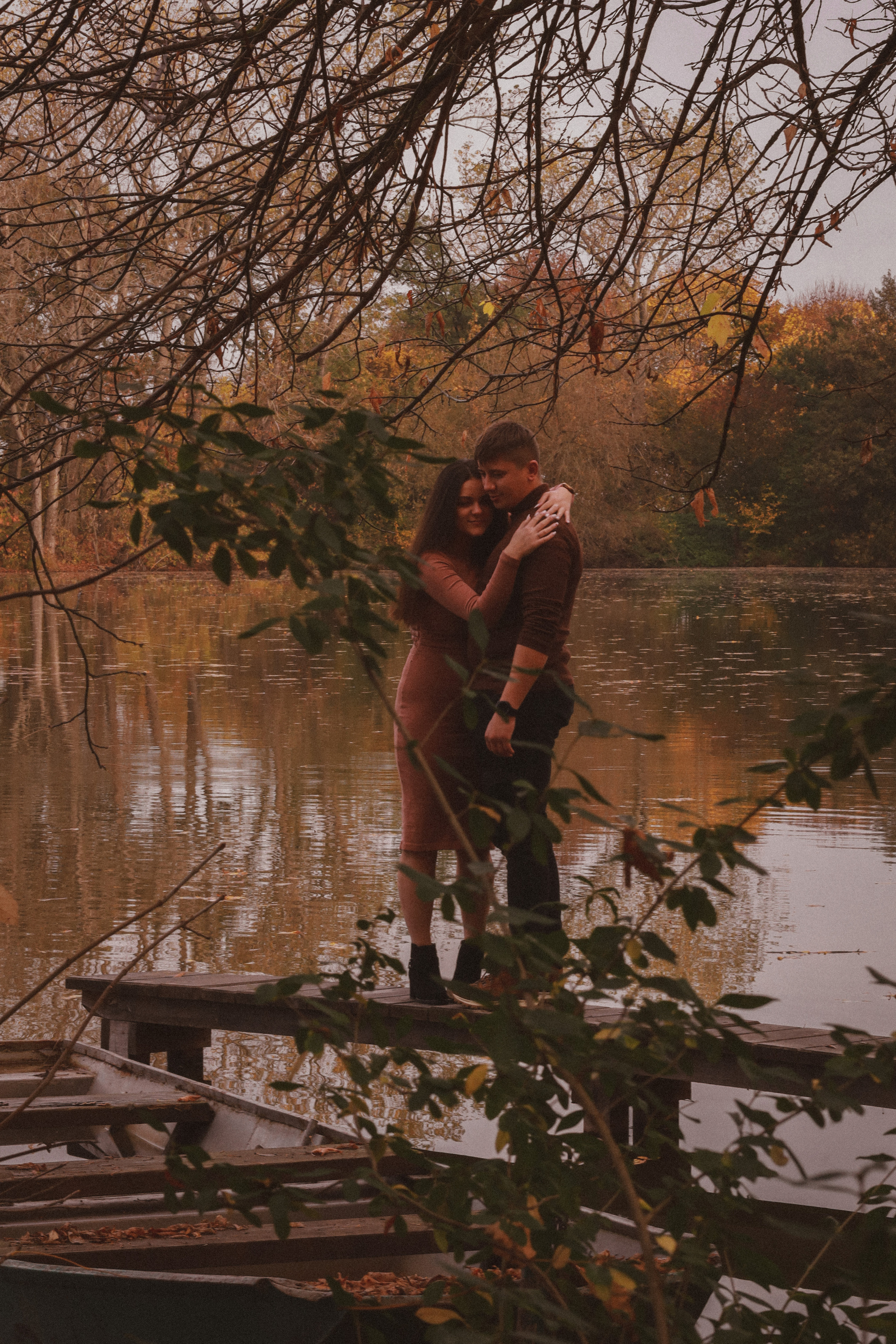 Podzimní focení v Praze na Vesteckém rybníku. Fotograf Praha a Plzeň. Lovestory, svatba, portrét, rodinné focení