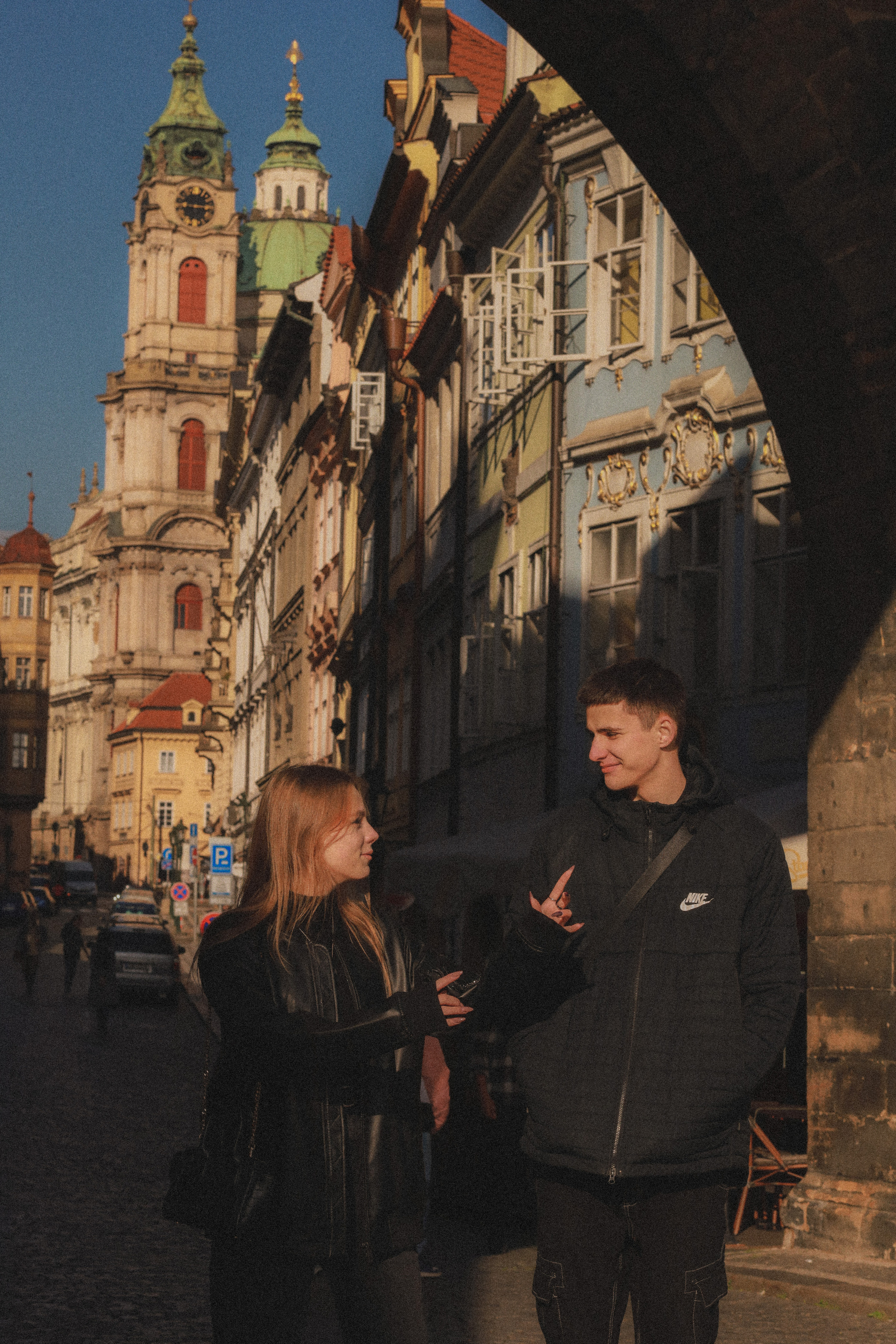 Photosession Lovestory on the Charles bridge Prague. Fotograf Praha a Plzeň. Lovestory, svatba, portrét, rodinné focení