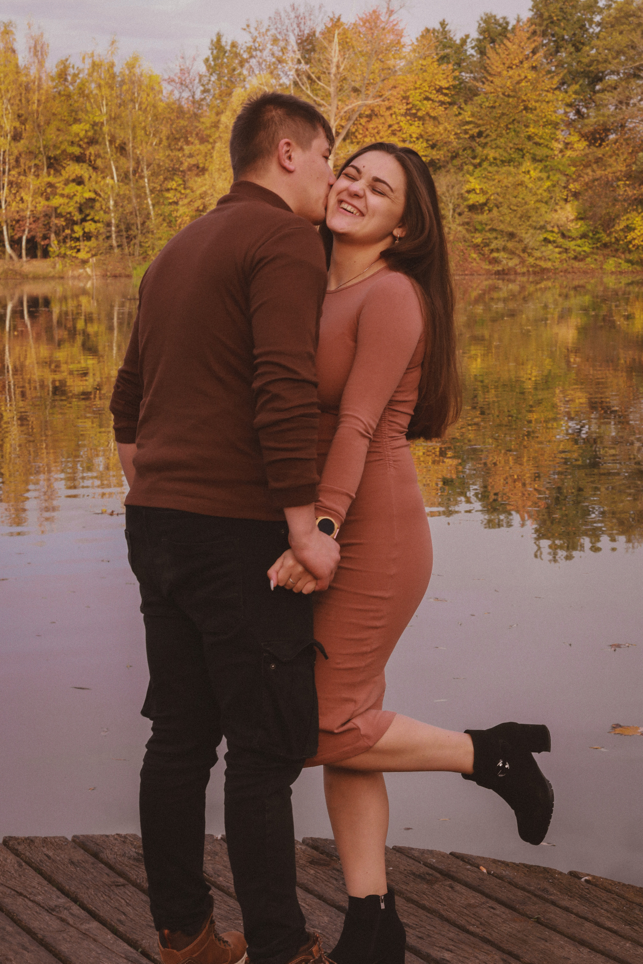 Podzimní focení v Praze na Vesteckém rybníku. Fotograf Praha a Plzeň. Lovestory, svatba, portrét, rodinné focení