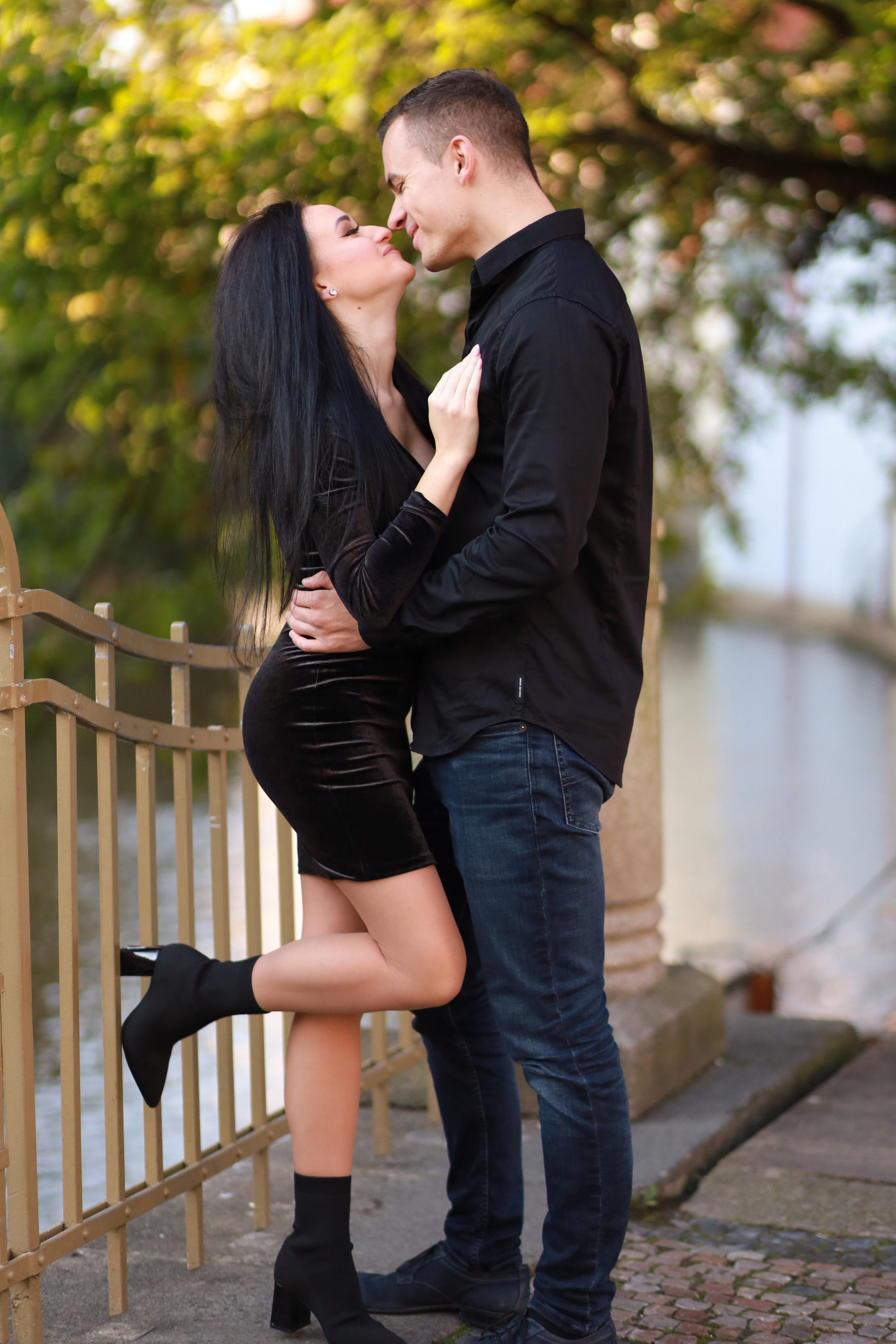 Фотосессия влюбленной пары на Карловом мосту. Fotograf Praha a Plzeň. Lovestory, svatba, portrét, rodinné focení