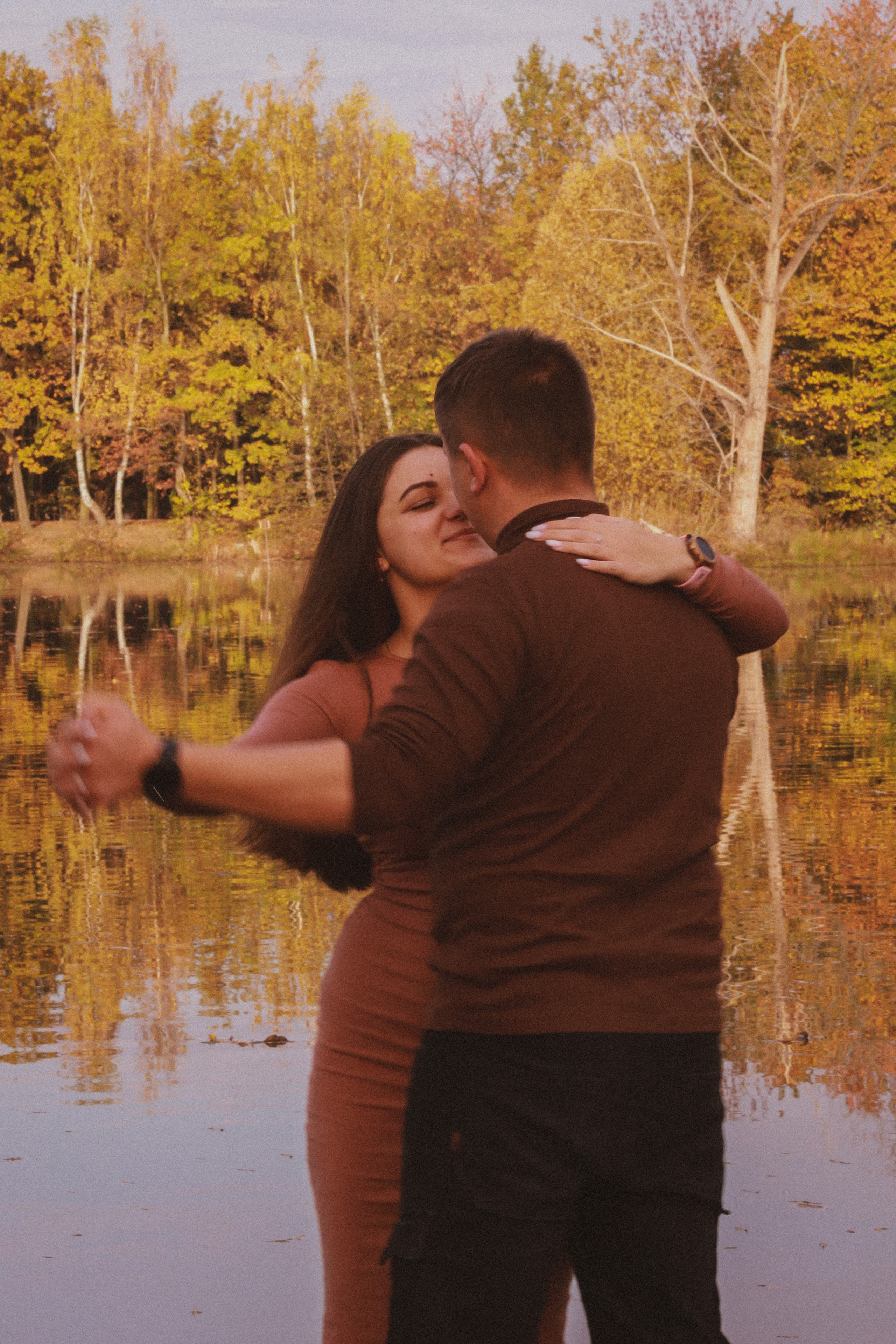 Podzimní focení v Praze na Vesteckém rybníku. Fotograf Praha a Plzeň. Lovestory, svatba, portrét, rodinné focení