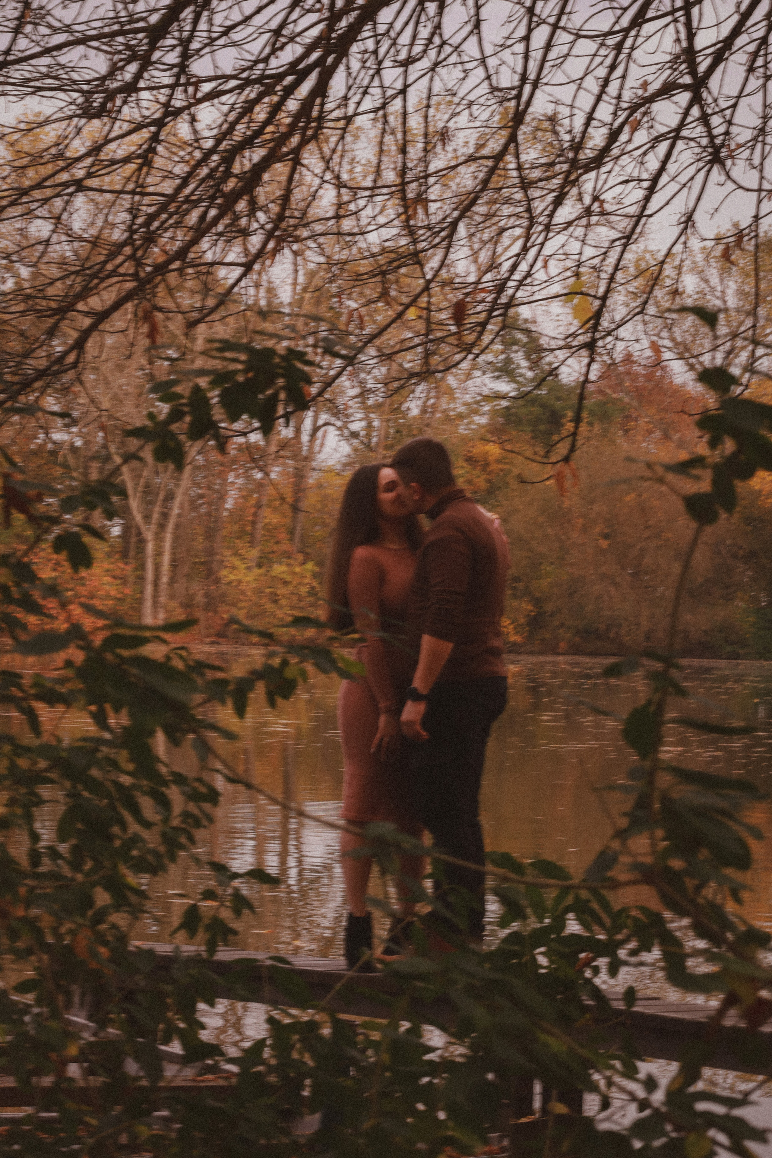 Podzimní focení v Praze na Vesteckém rybníku. Fotograf Praha a Plzeň. Lovestory, svatba, portrét, rodinné focení