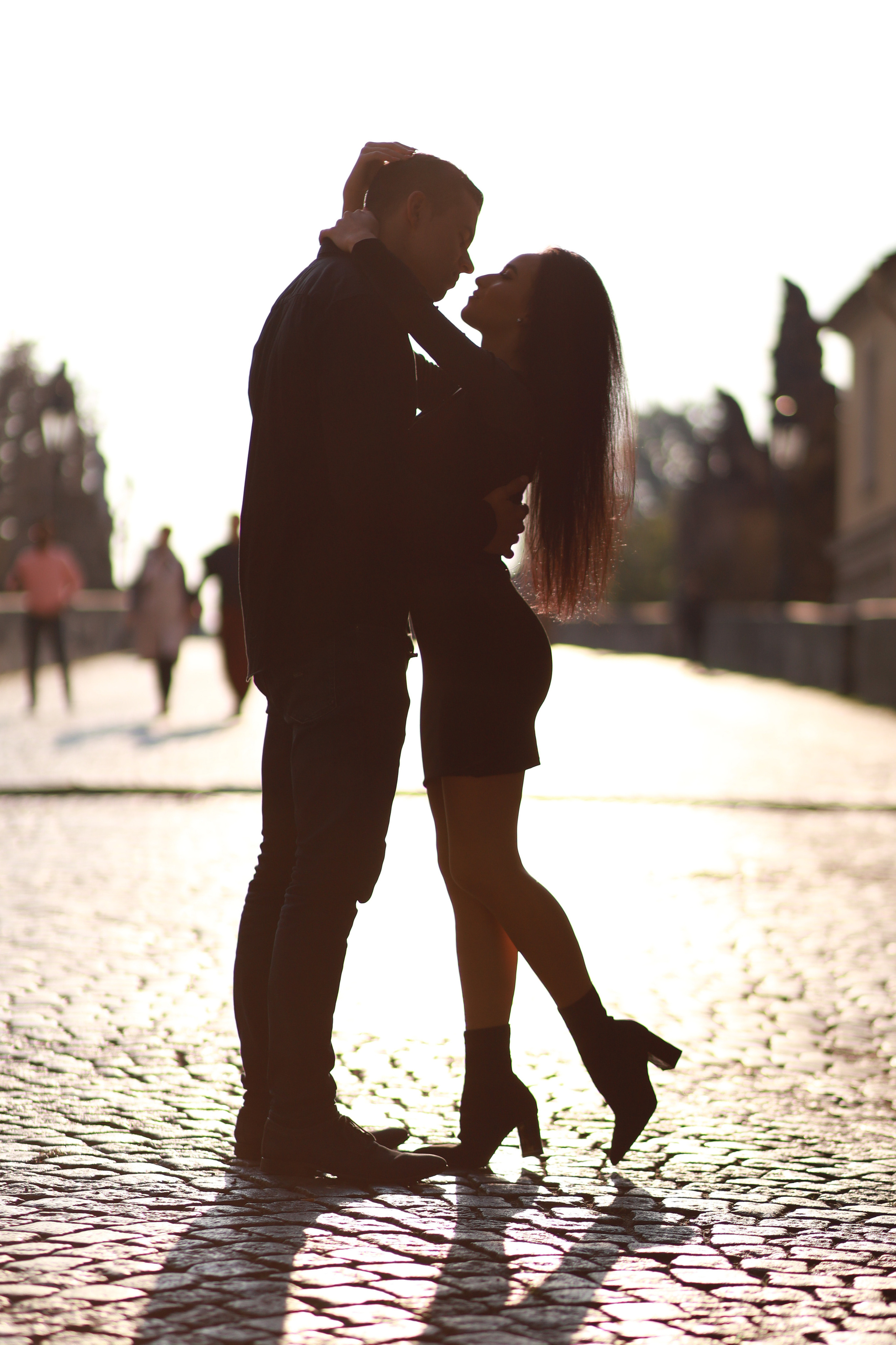 Фотосессия влюбленной пары на Карловом мосту. Fotograf Praha a Plzeň. Lovestory, svatba, portrét, rodinné focení