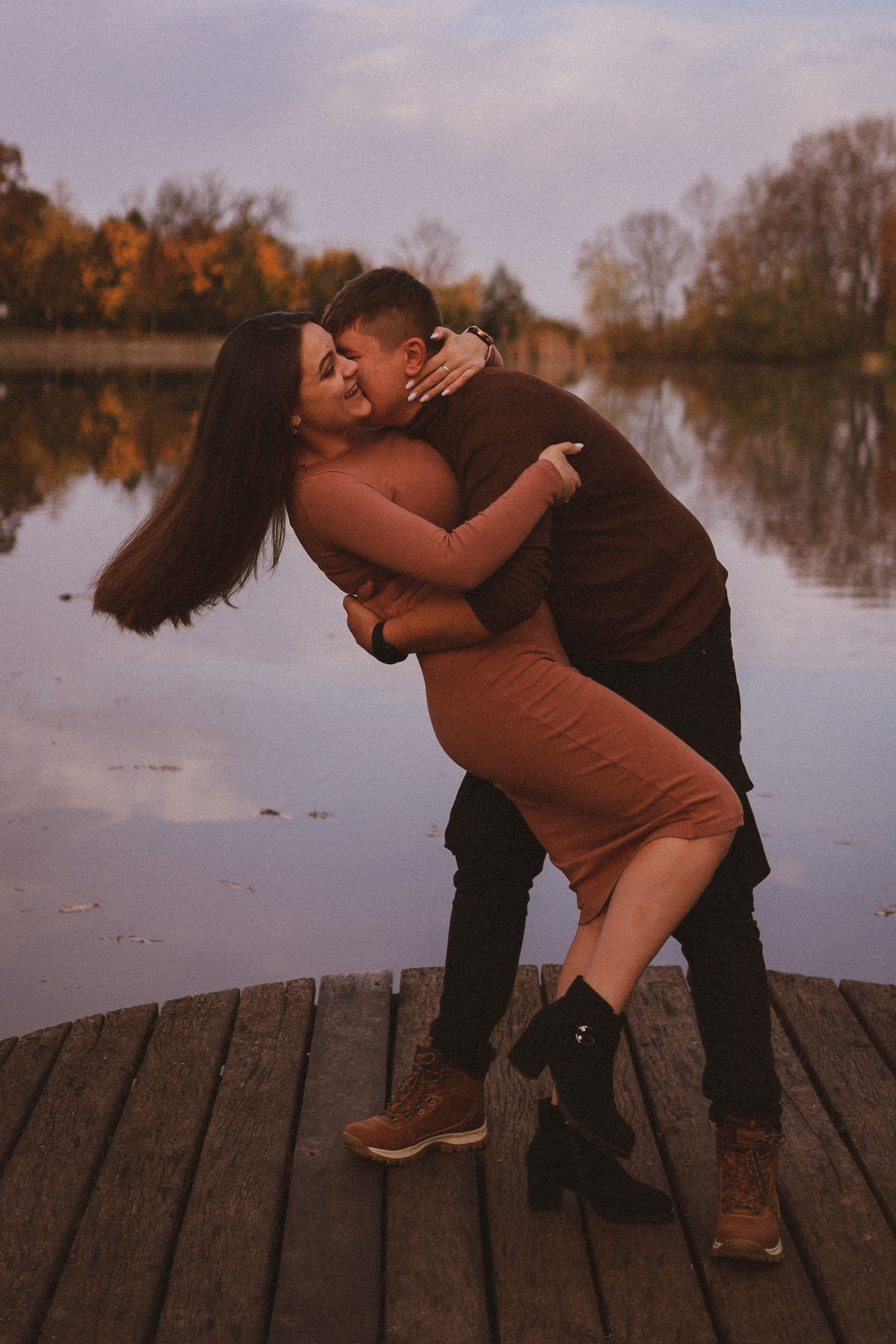 Podzimní focení v Praze na Vesteckém rybníku. Fotograf Praha a Plzeň. Lovestory, svatba, portrét, rodinné focení