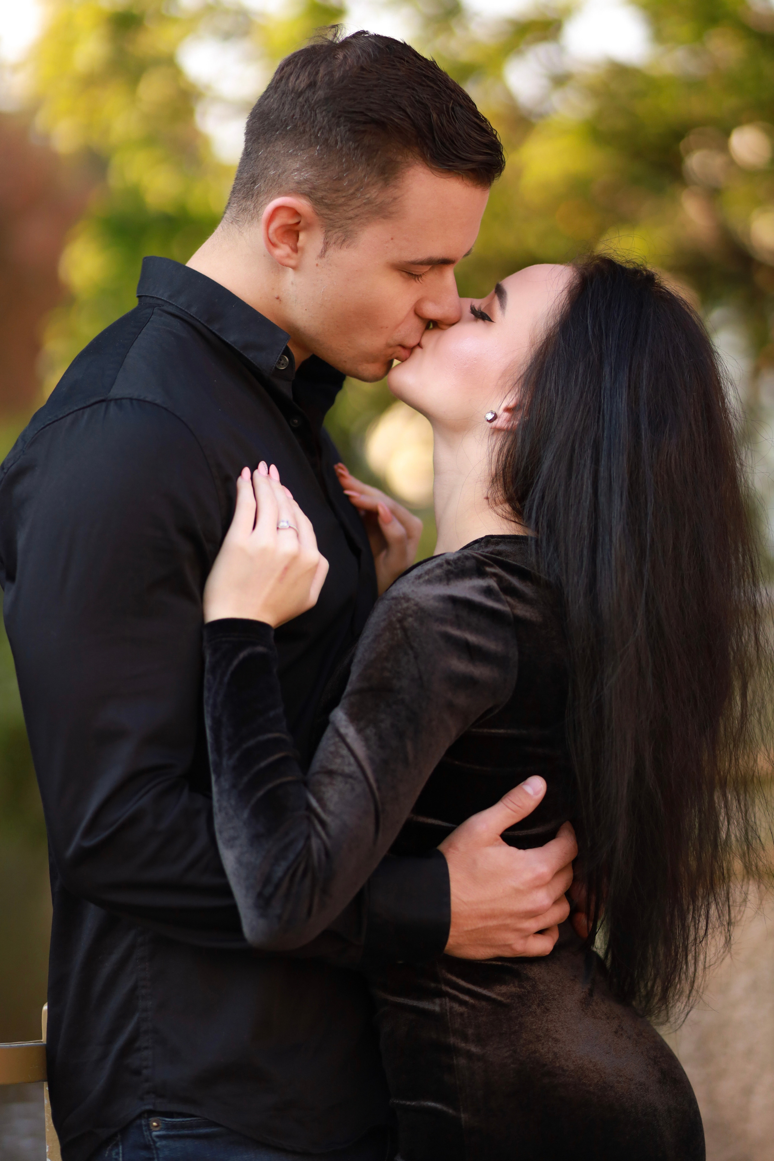 Фотосессия влюбленной пары на Карловом мосту. Fotograf Praha a Plzeň. Lovestory, svatba, portrét, rodinné focení