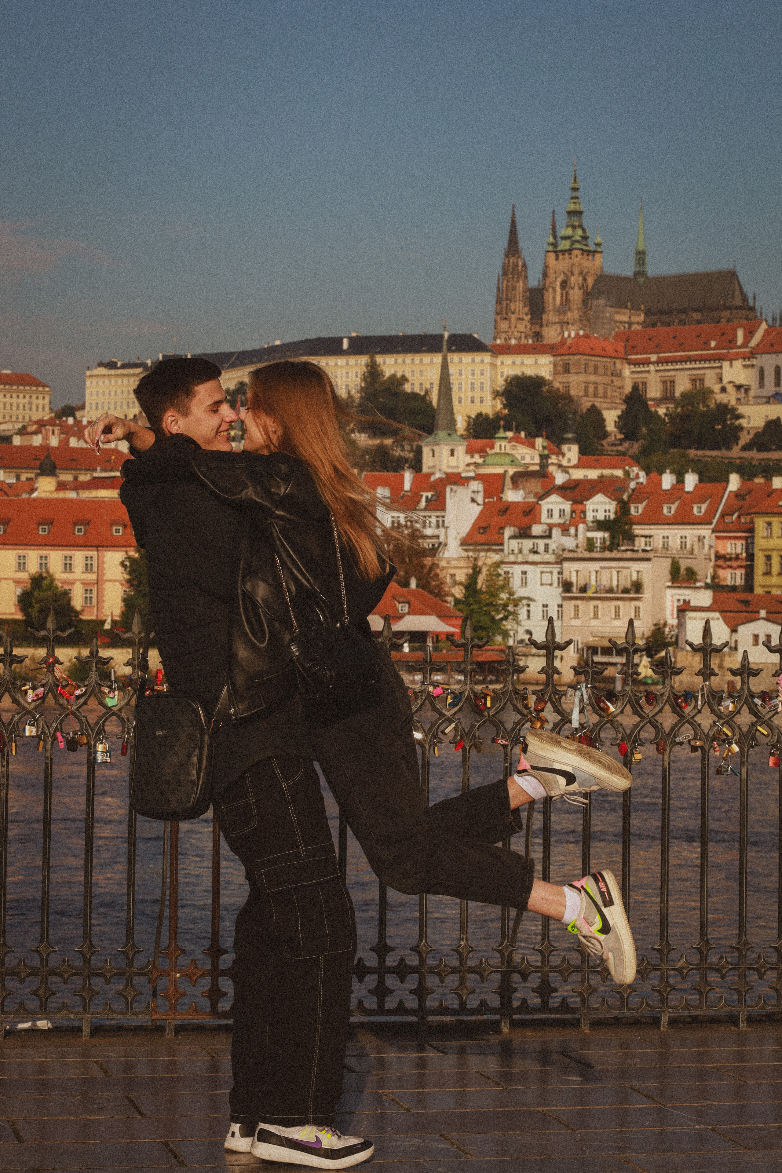 Photosession Lovestory on the Charles bridge Prague. Fotograf Praha a Plzeň. Lovestory, svatba, portrét, rodinné focení