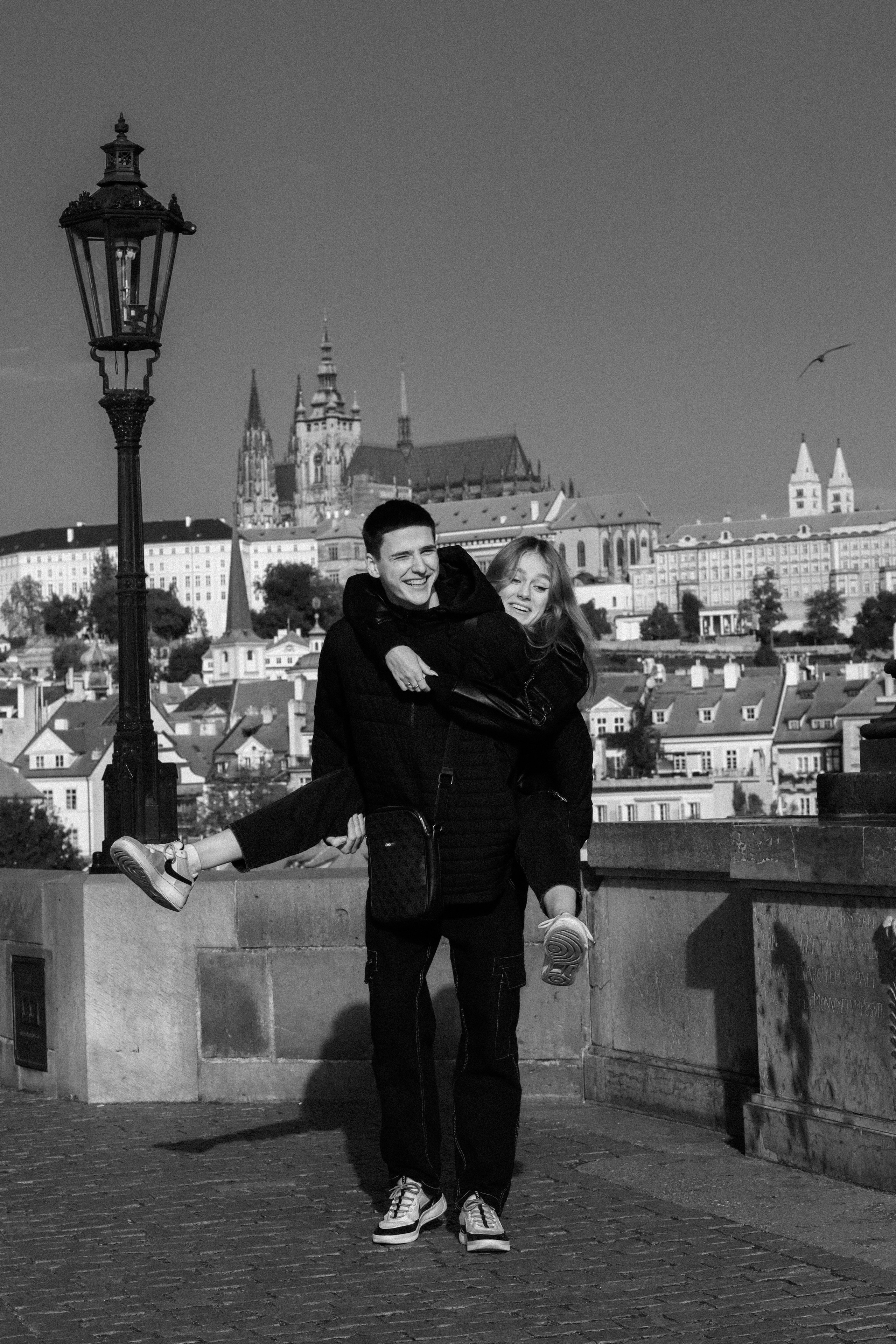 Photosession Lovestory on the Charles bridge Prague. Fotograf Praha a Plzeň. Lovestory, svatba, portrét, rodinné focení