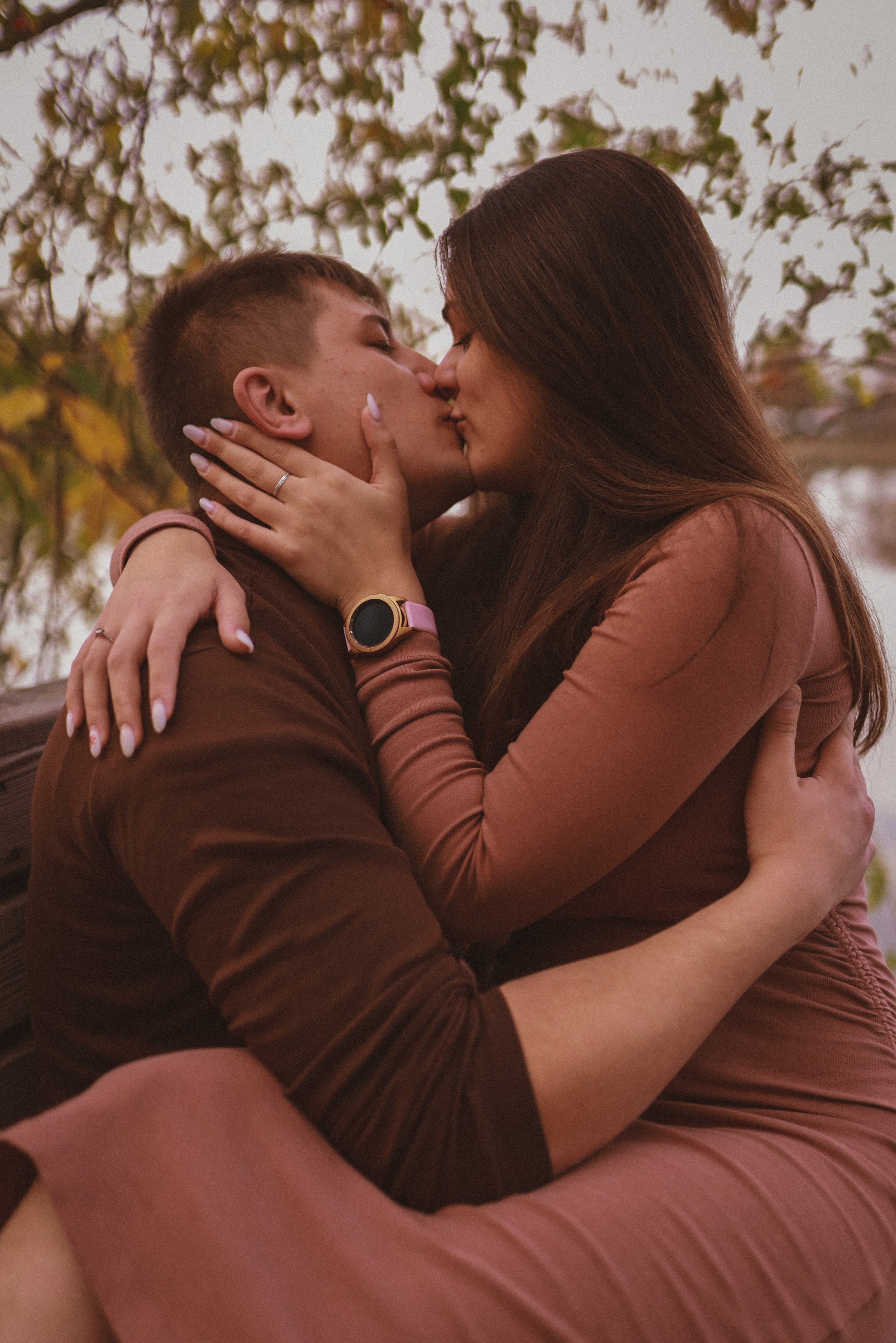 Podzimní focení v Praze na Vesteckém rybníku. Fotograf Praha a Plzeň. Lovestory, svatba, portrét, rodinné focení