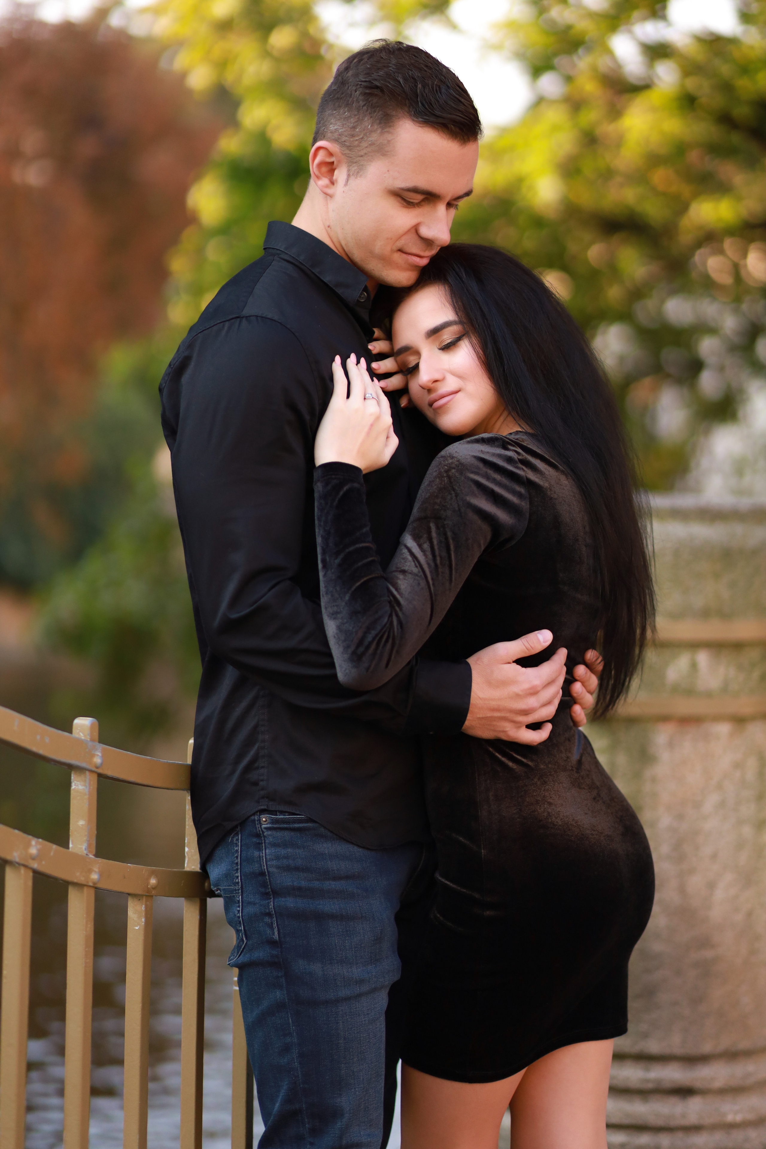 Фотосессия влюбленной пары на Карловом мосту. Fotograf Praha a Plzeň. Lovestory, svatba, portrét, rodinné focení