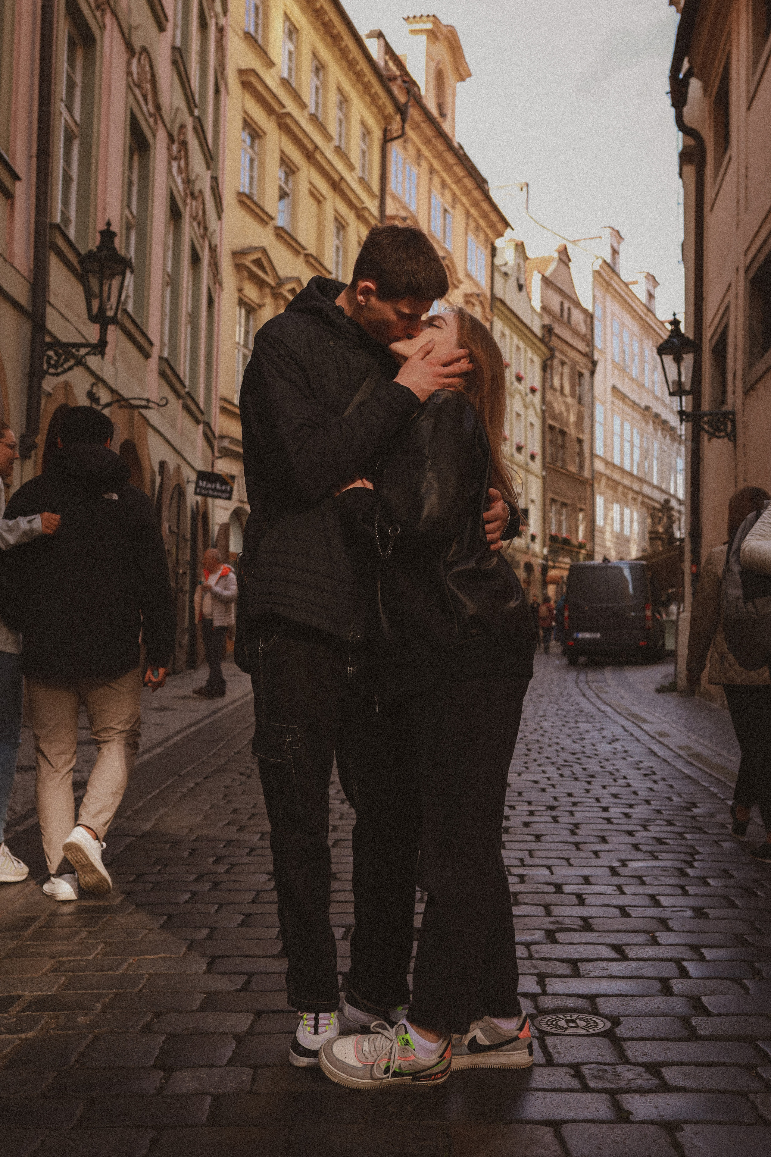 Photosession Lovestory on the Charles bridge Prague. Fotograf Praha a Plzeň. Lovestory, svatba, portrét, rodinné focení