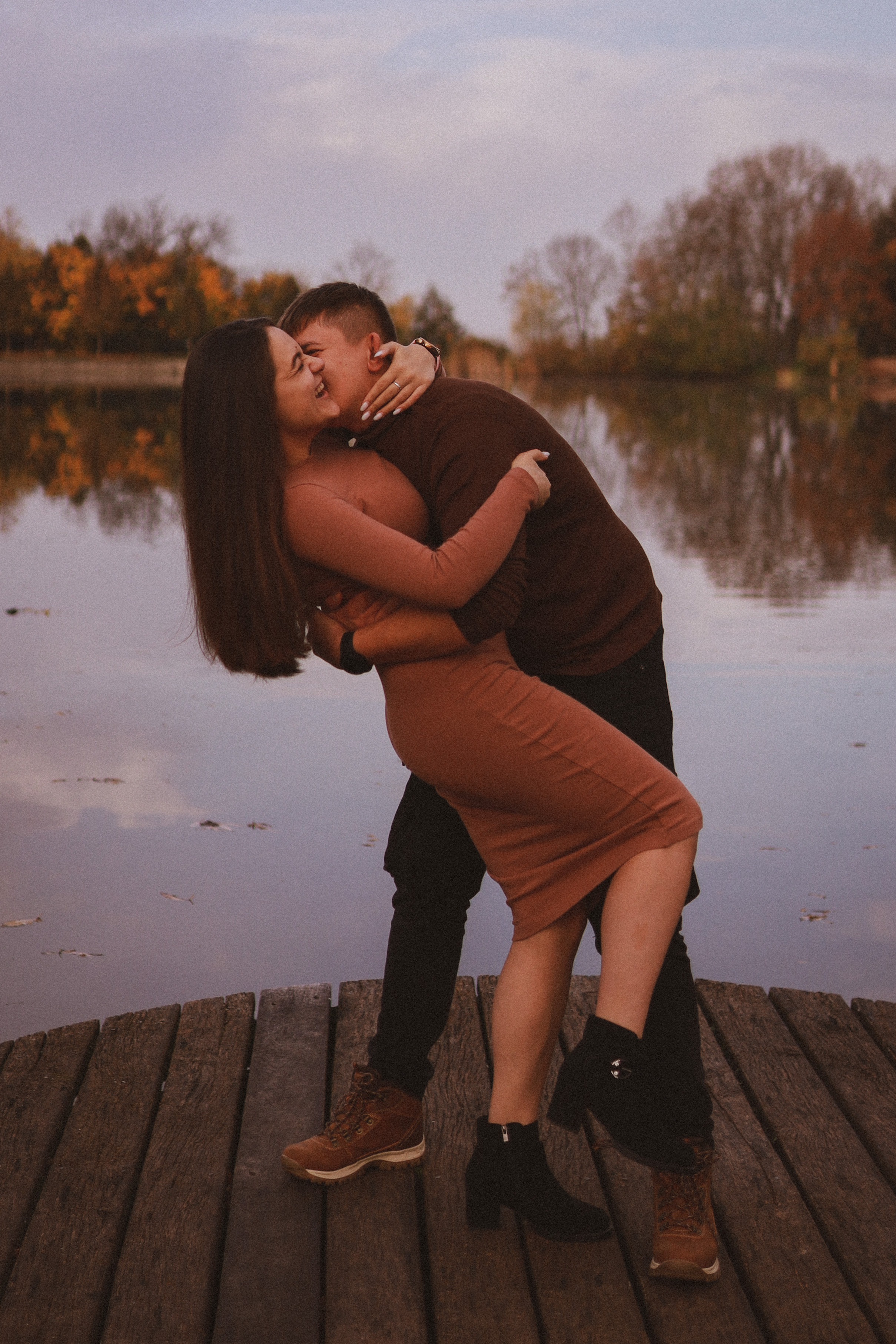 Podzimní focení v Praze na Vesteckém rybníku. Fotograf Praha a Plzeň. Lovestory, svatba, portrét, rodinné focení