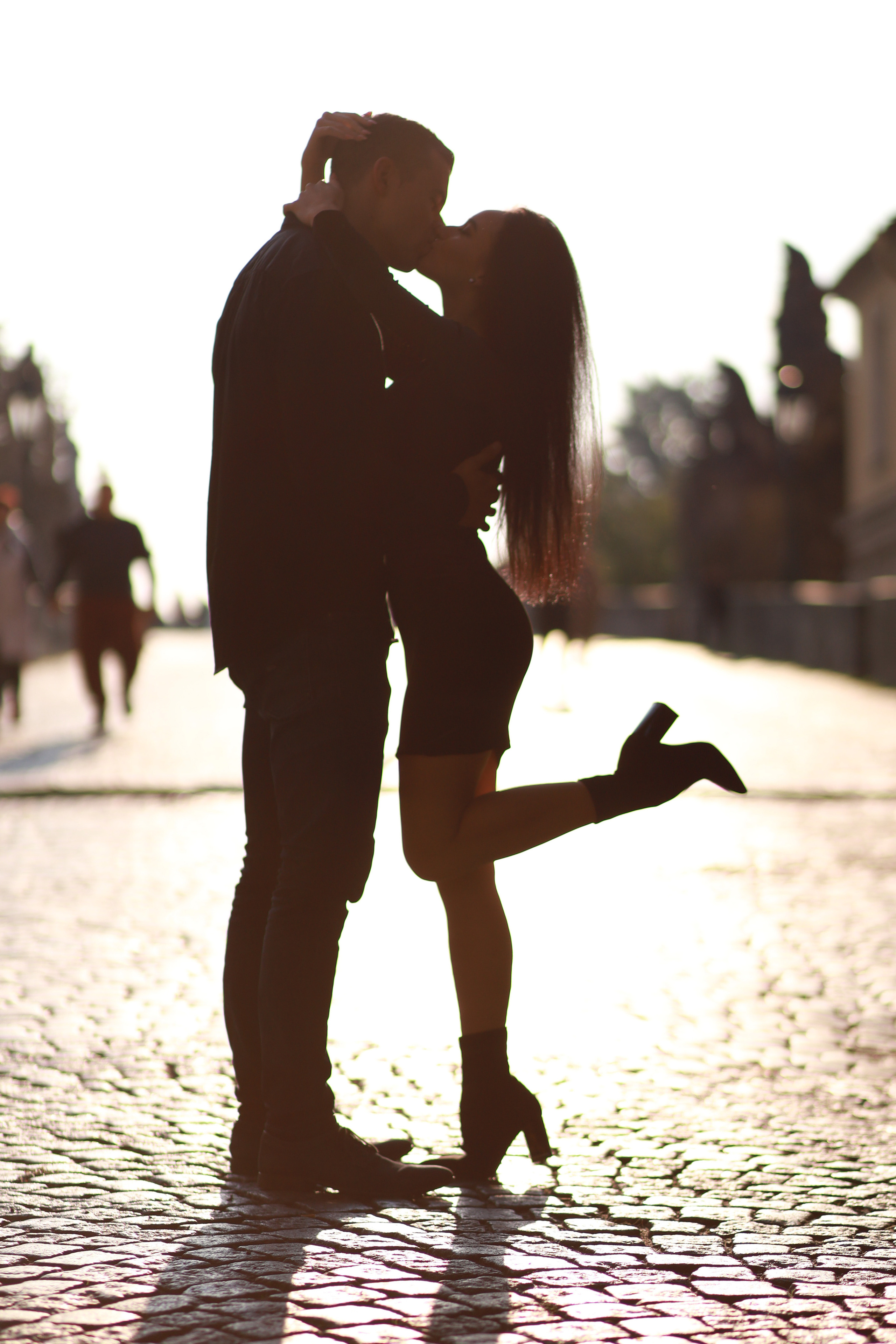 Фотосессия влюбленной пары на Карловом мосту. Fotograf Praha a Plzeň. Lovestory, svatba, portrét, rodinné focení