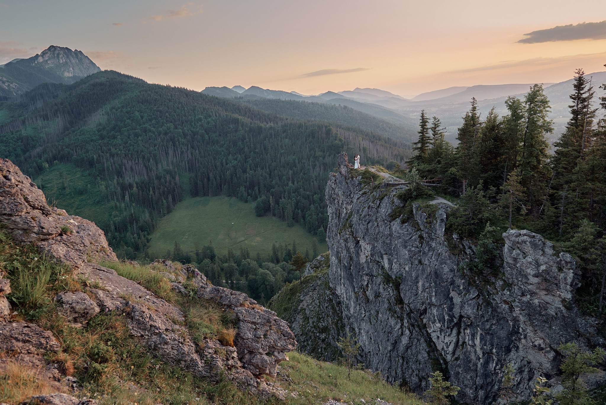 Wedding in mountains. Calgary wedding photographer. Andrii Bielikov