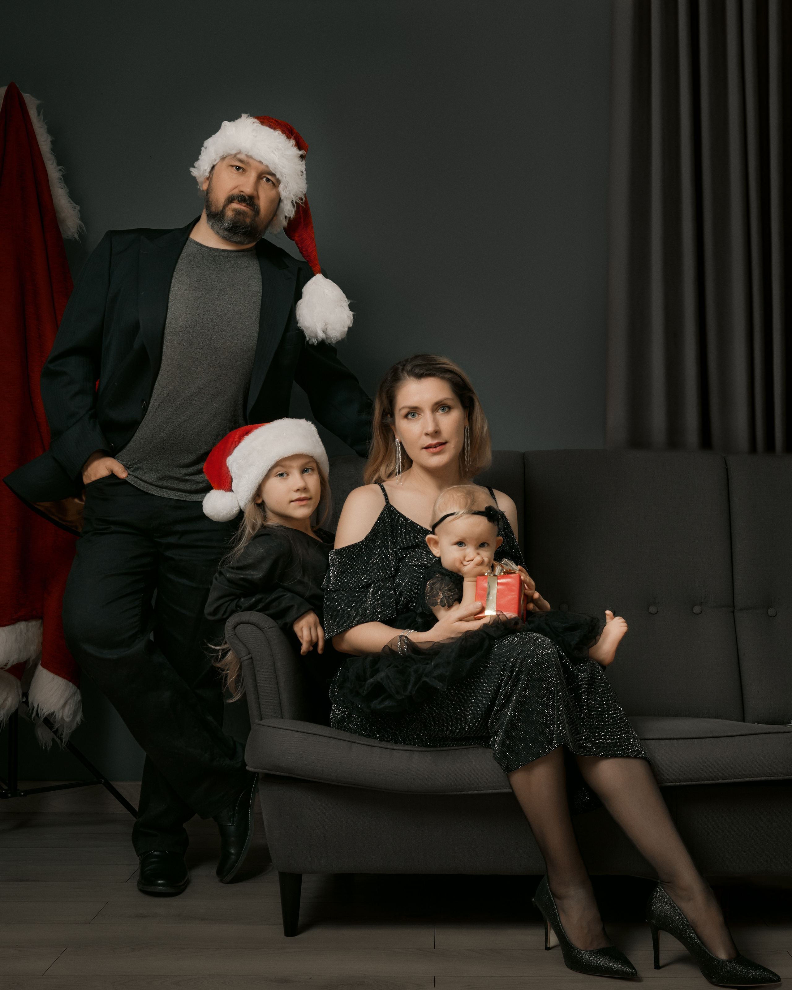 Family photoshoot in Bad Santa style
