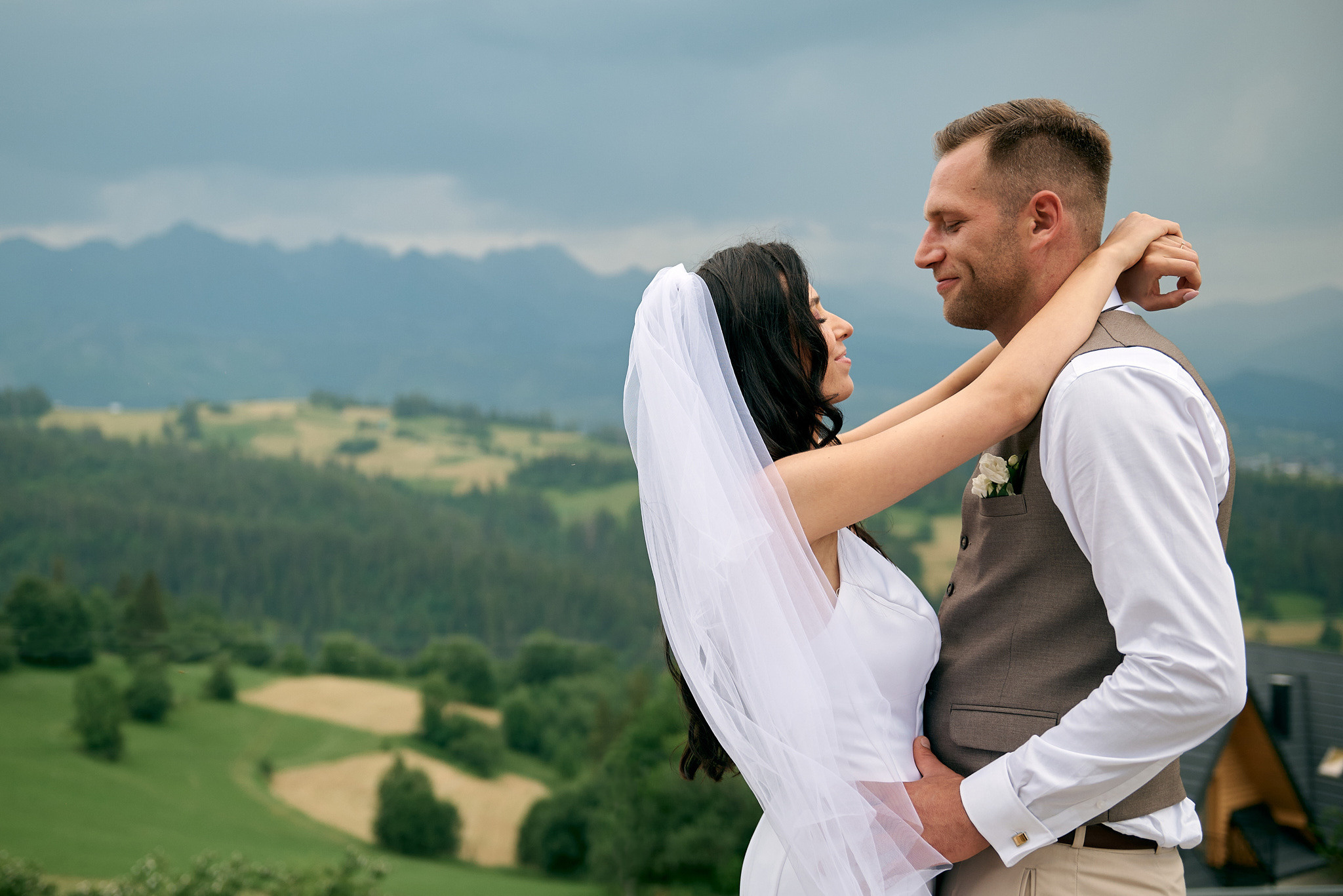 Wedding in mountains. Calgary wedding photographer. Andrii Bielikov