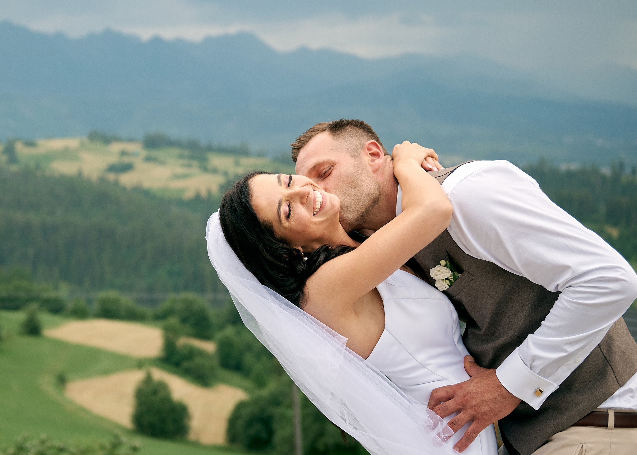 Wedding in mountains. Calgary wedding photographer. Andrii Bielikov