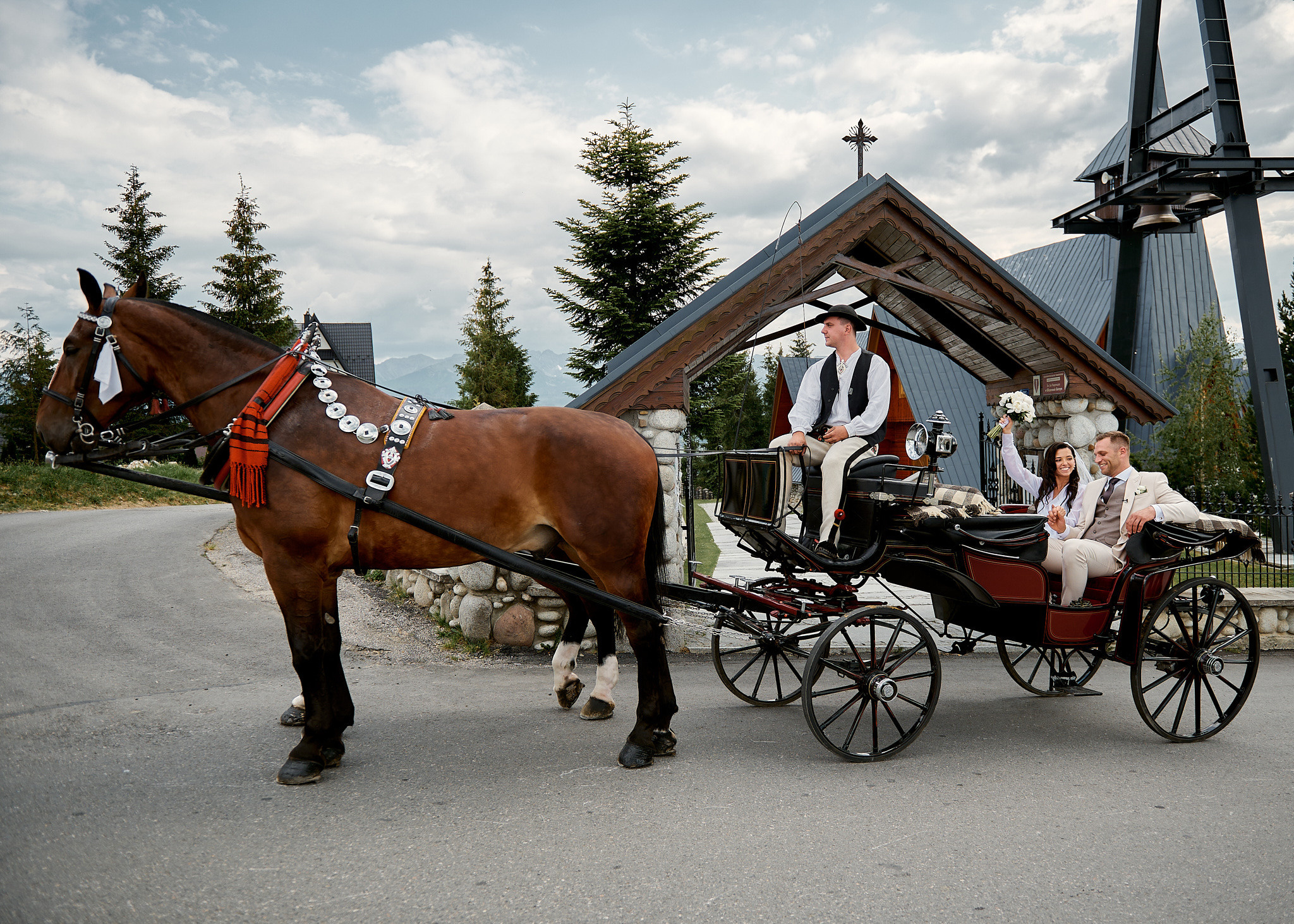 Wedding in mountains. Calgary wedding photographer. Andrii Bielikov