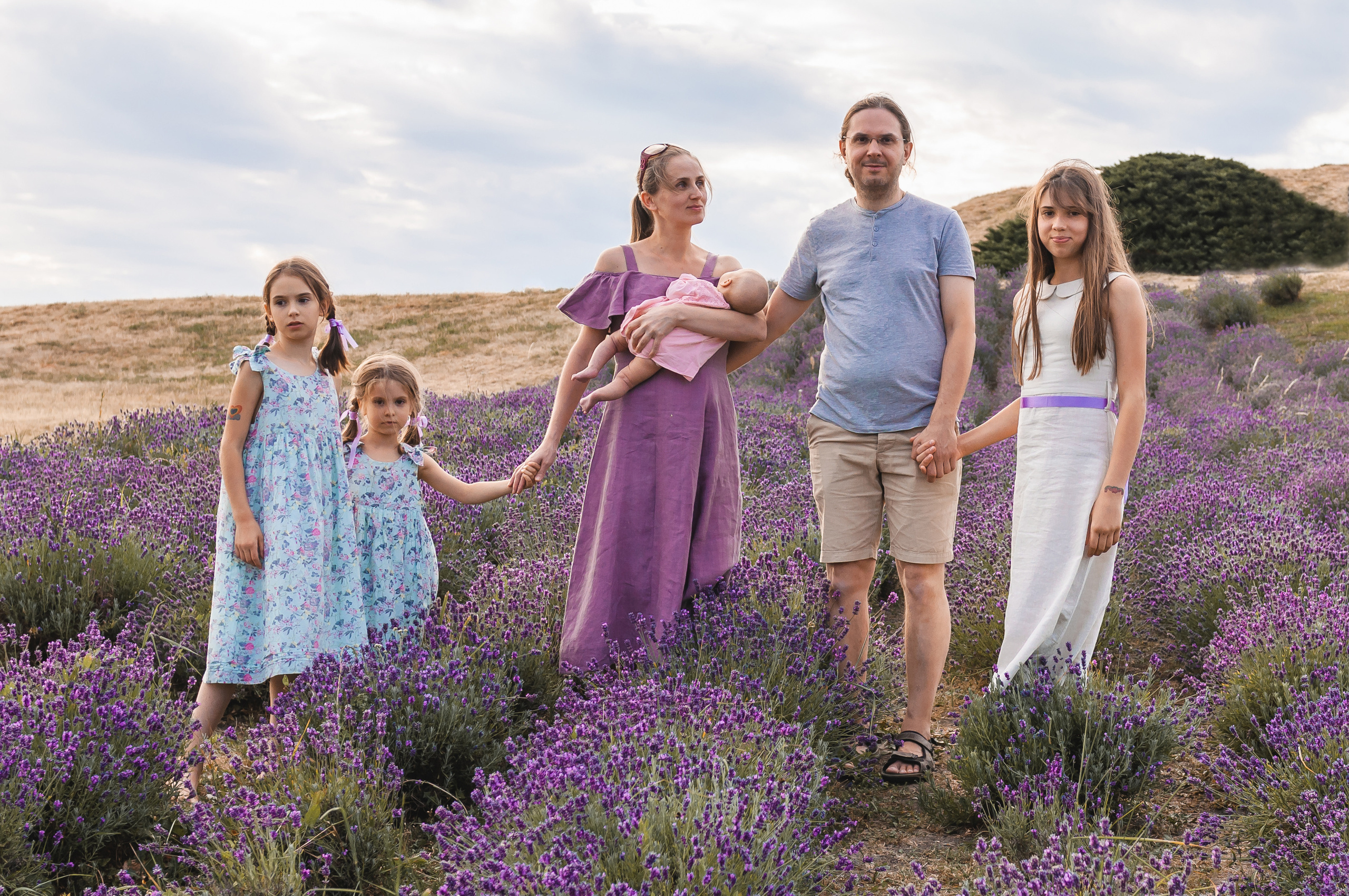 Photoshoot for a large family in the lavender field. Calgary wedding photographer. Andrii Bielikov