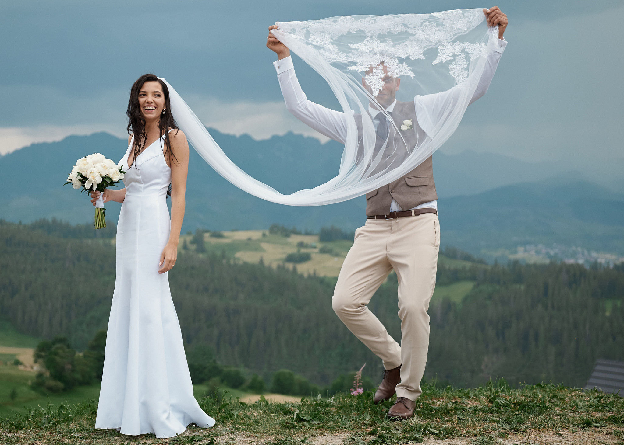 Wedding in mountains. Calgary wedding photographer. Andrii Bielikov