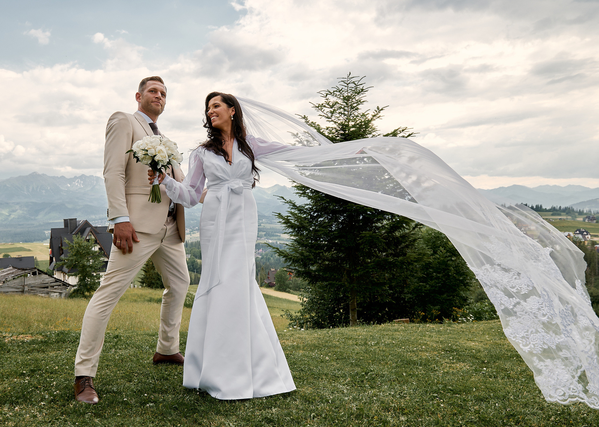 Wedding in mountains. Calgary wedding photographer. Andrii Bielikov