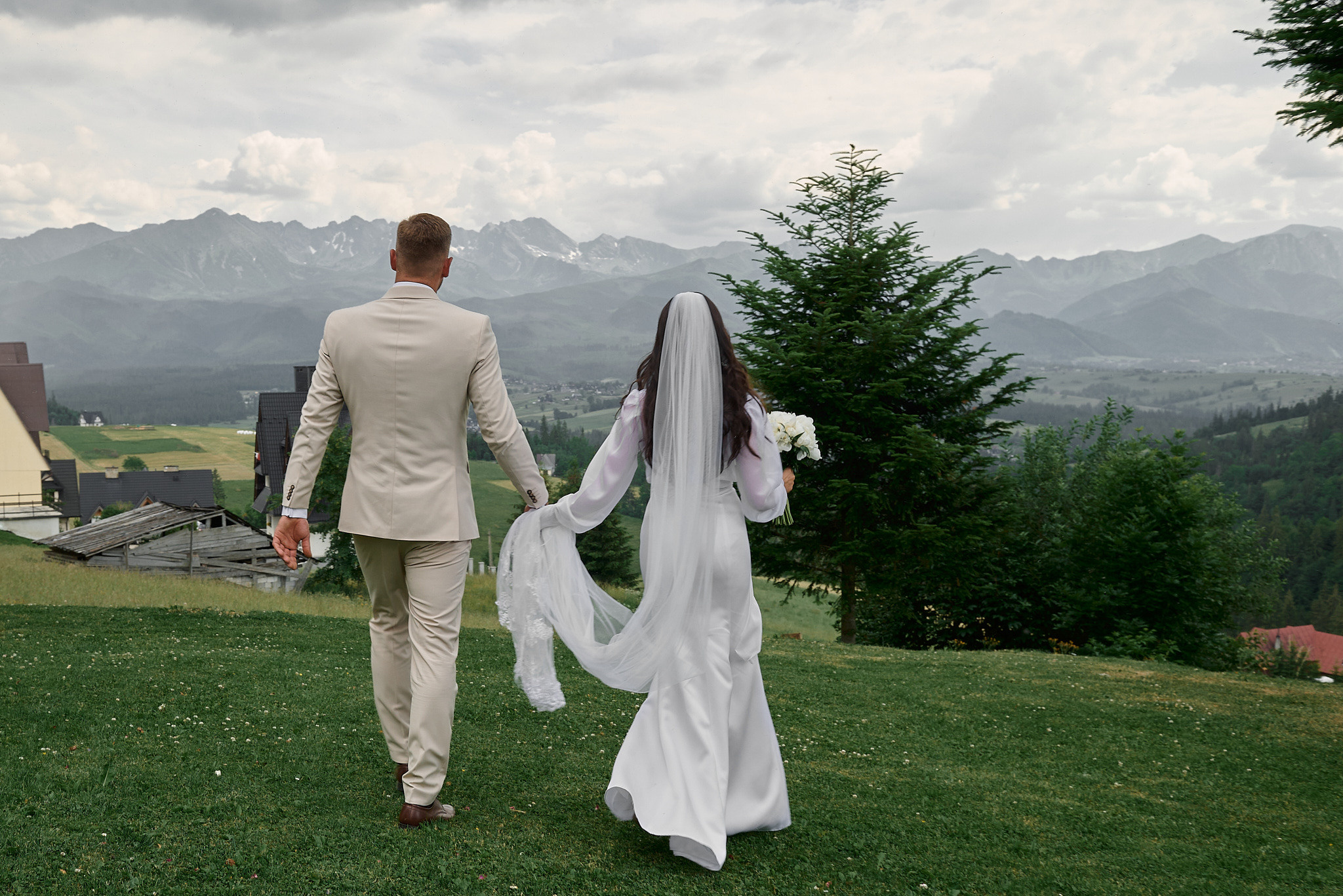 Wedding in mountains. Calgary wedding photographer. Andrii Bielikov