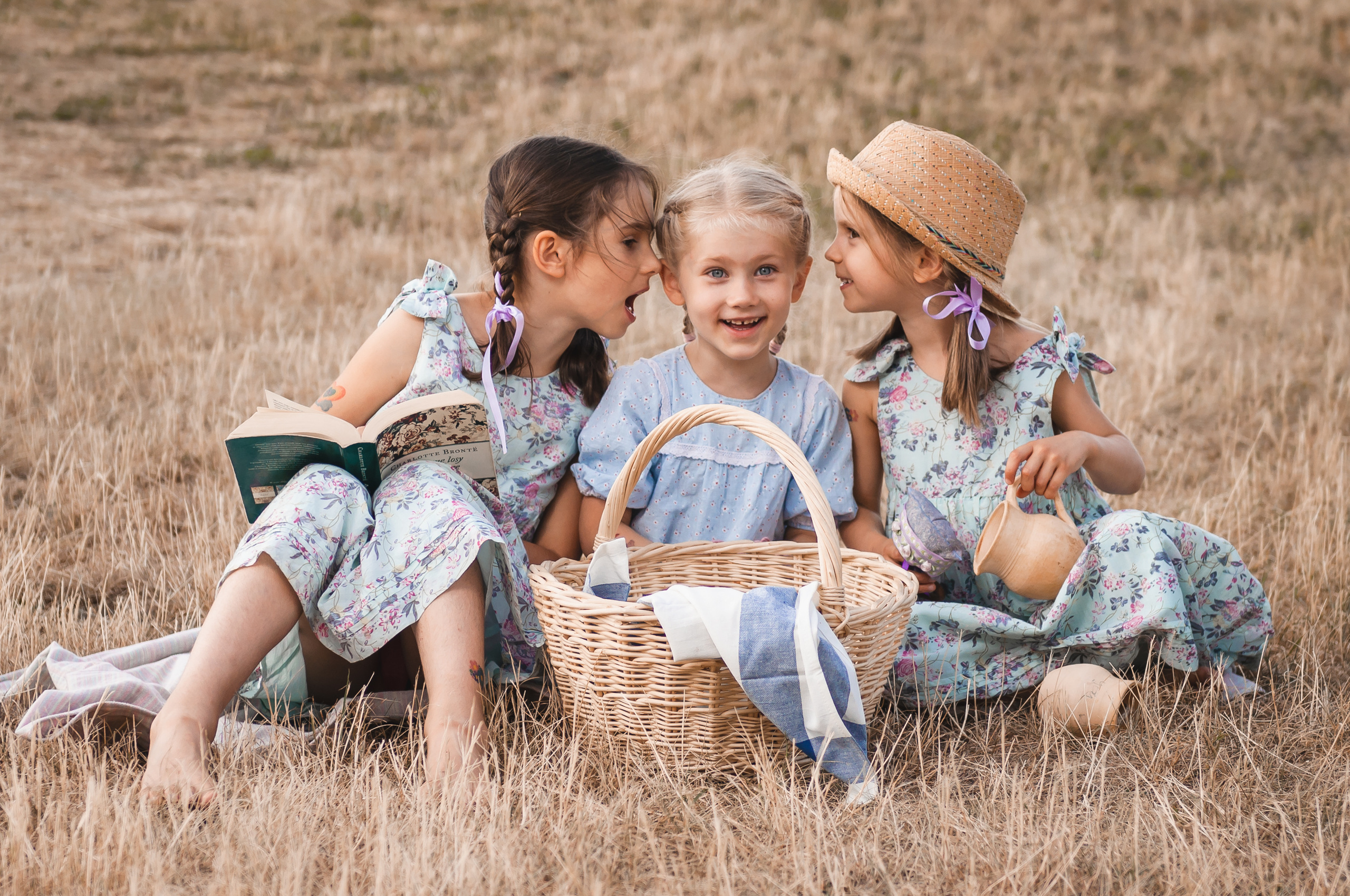 Photoshoot for a large family in the lavender field. Calgary wedding photographer. Andrii Bielikov