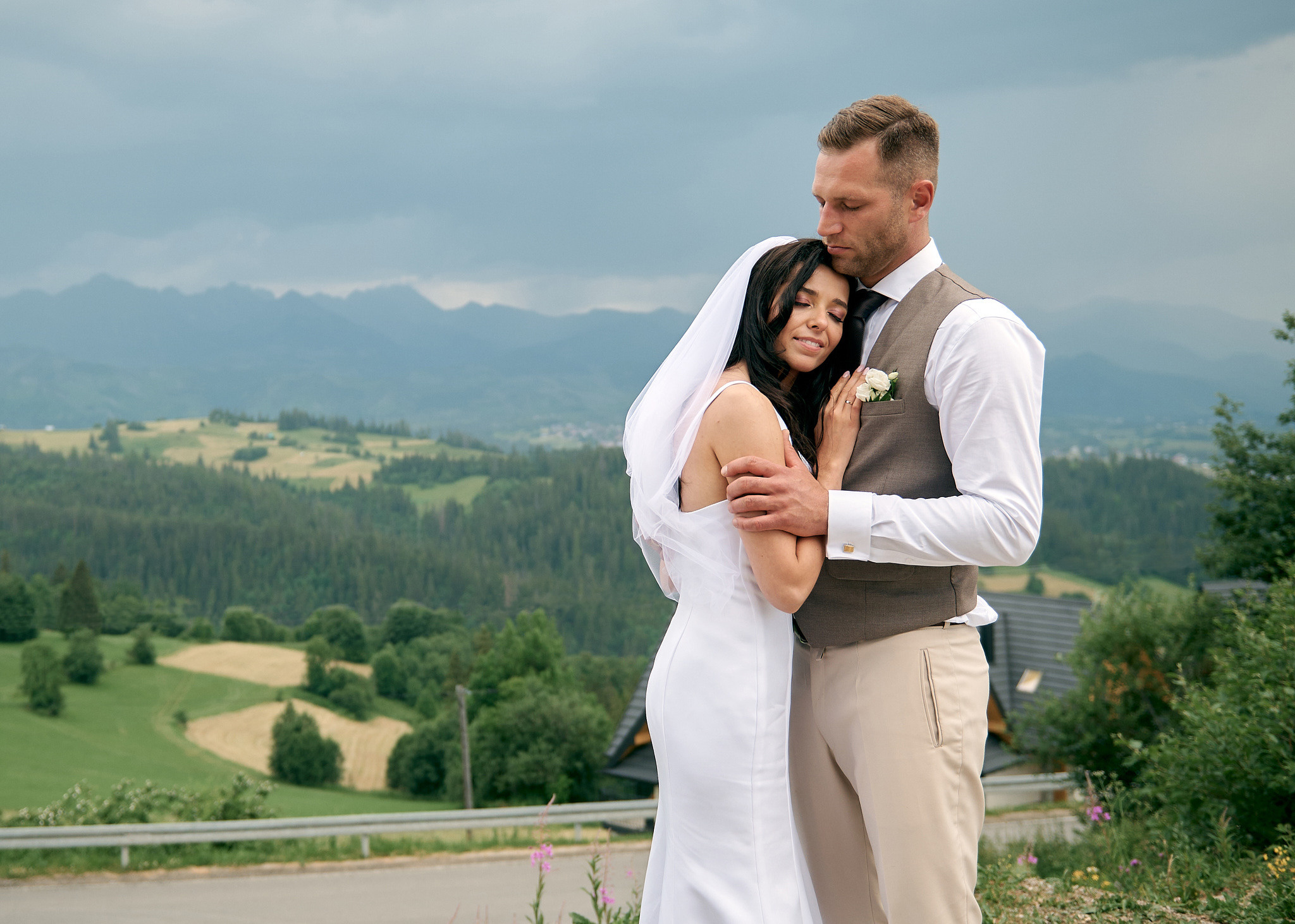 Wedding in mountains. Calgary wedding photographer. Andrii Bielikov