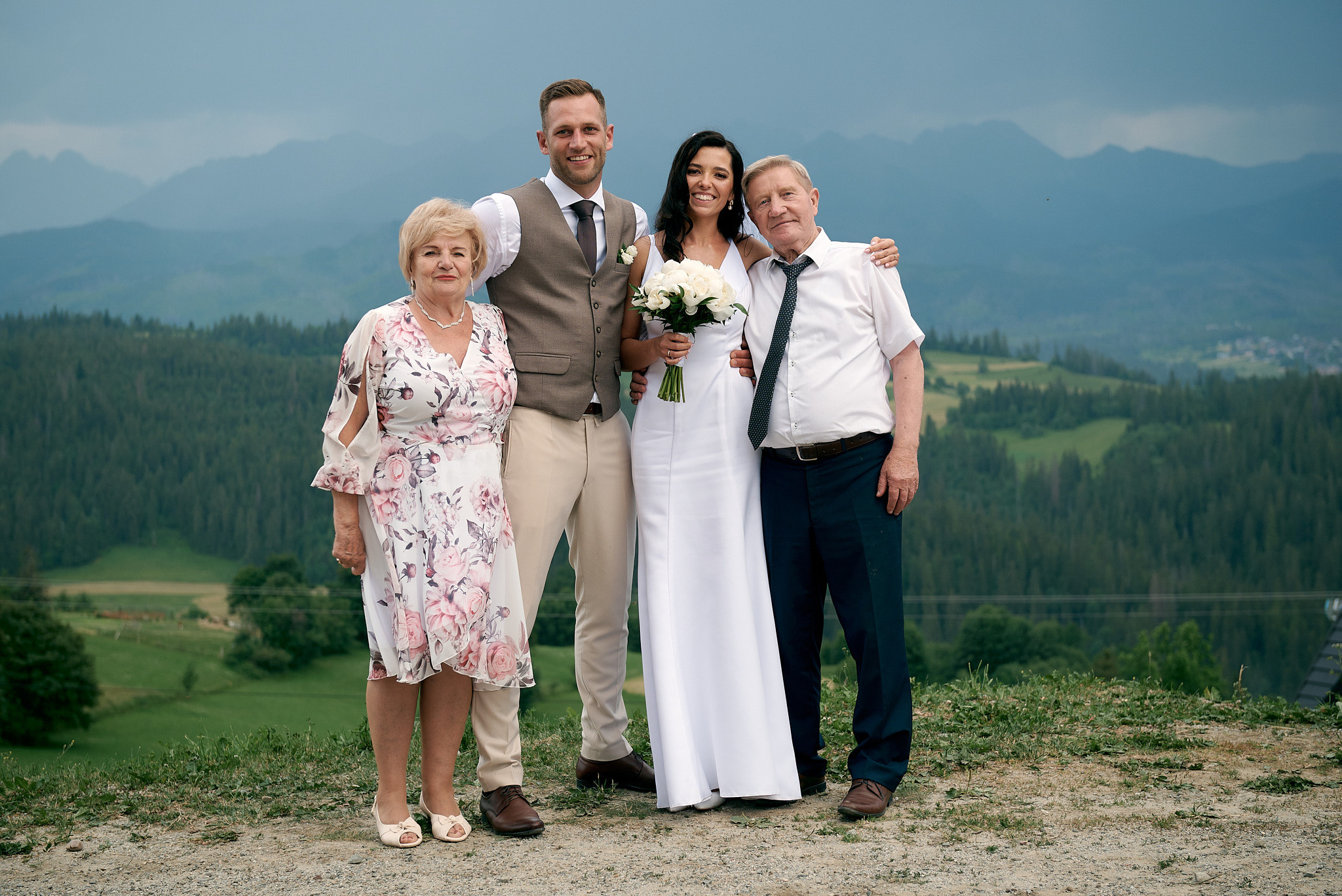 Wedding in mountains. Calgary wedding photographer. Andrii Bielikov