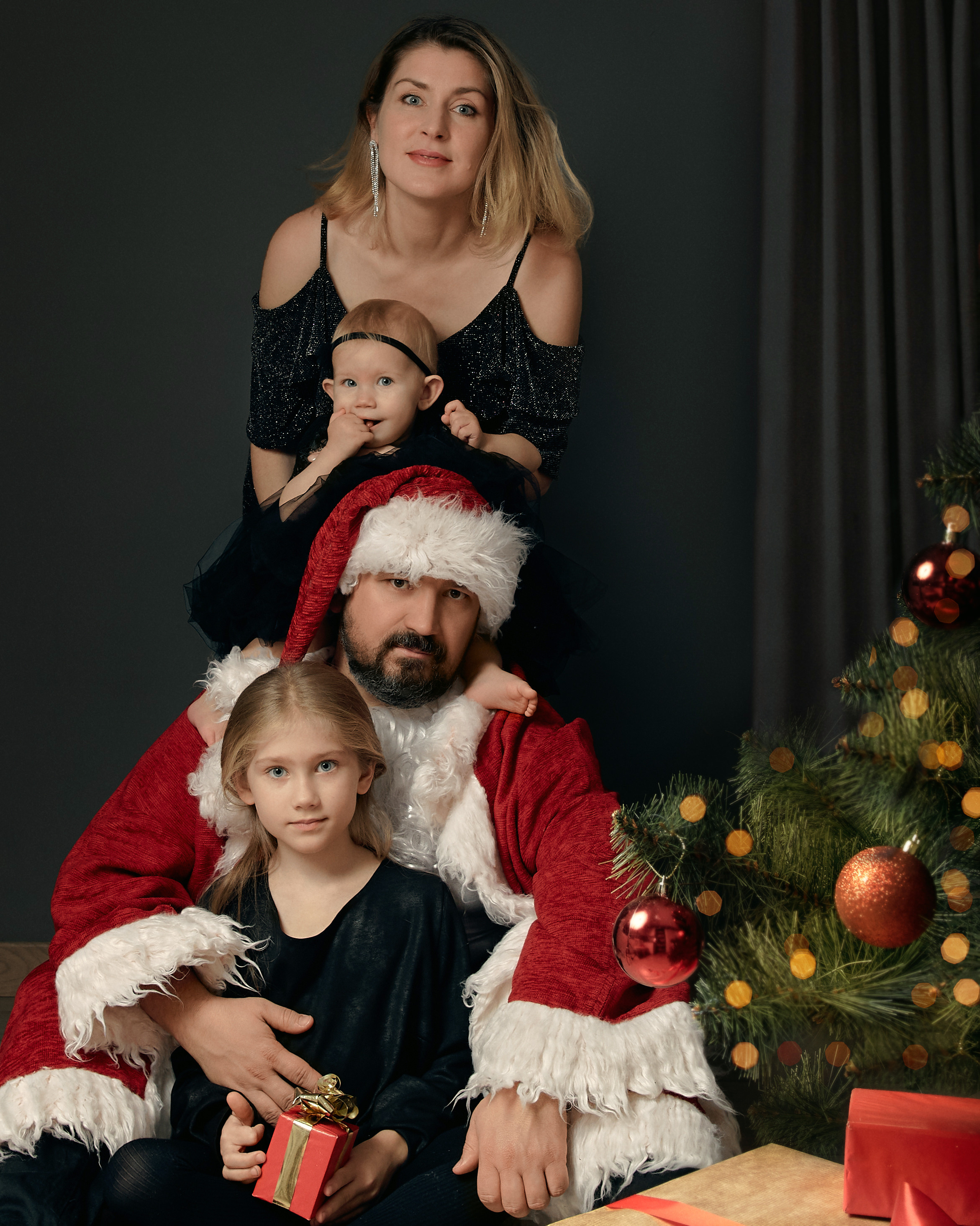 Family photoshoot in Bad Santa style
