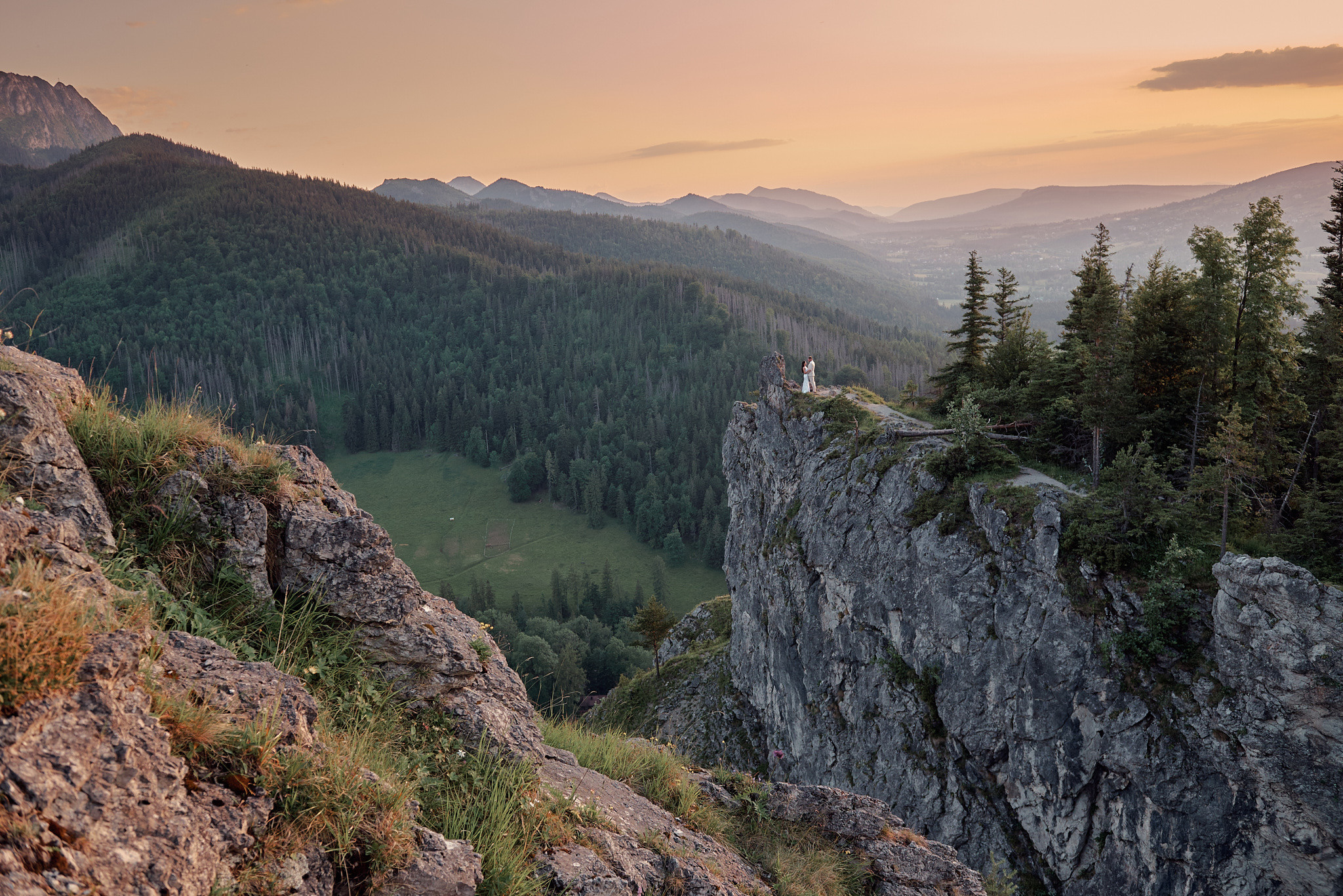 Wedding in mountains. Calgary wedding photographer. Andrii Bielikov