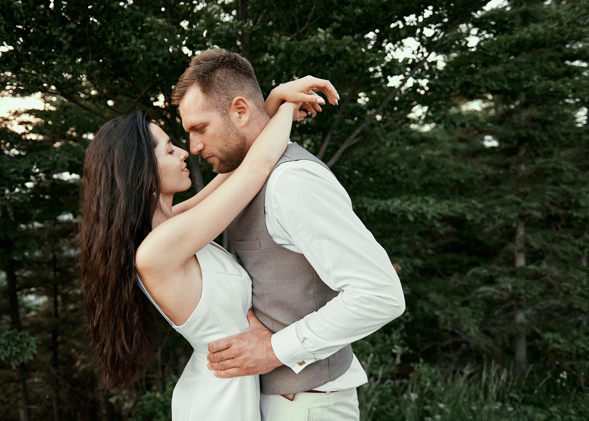 Wedding in mountains. Calgary wedding photographer. Andrii Bielikov