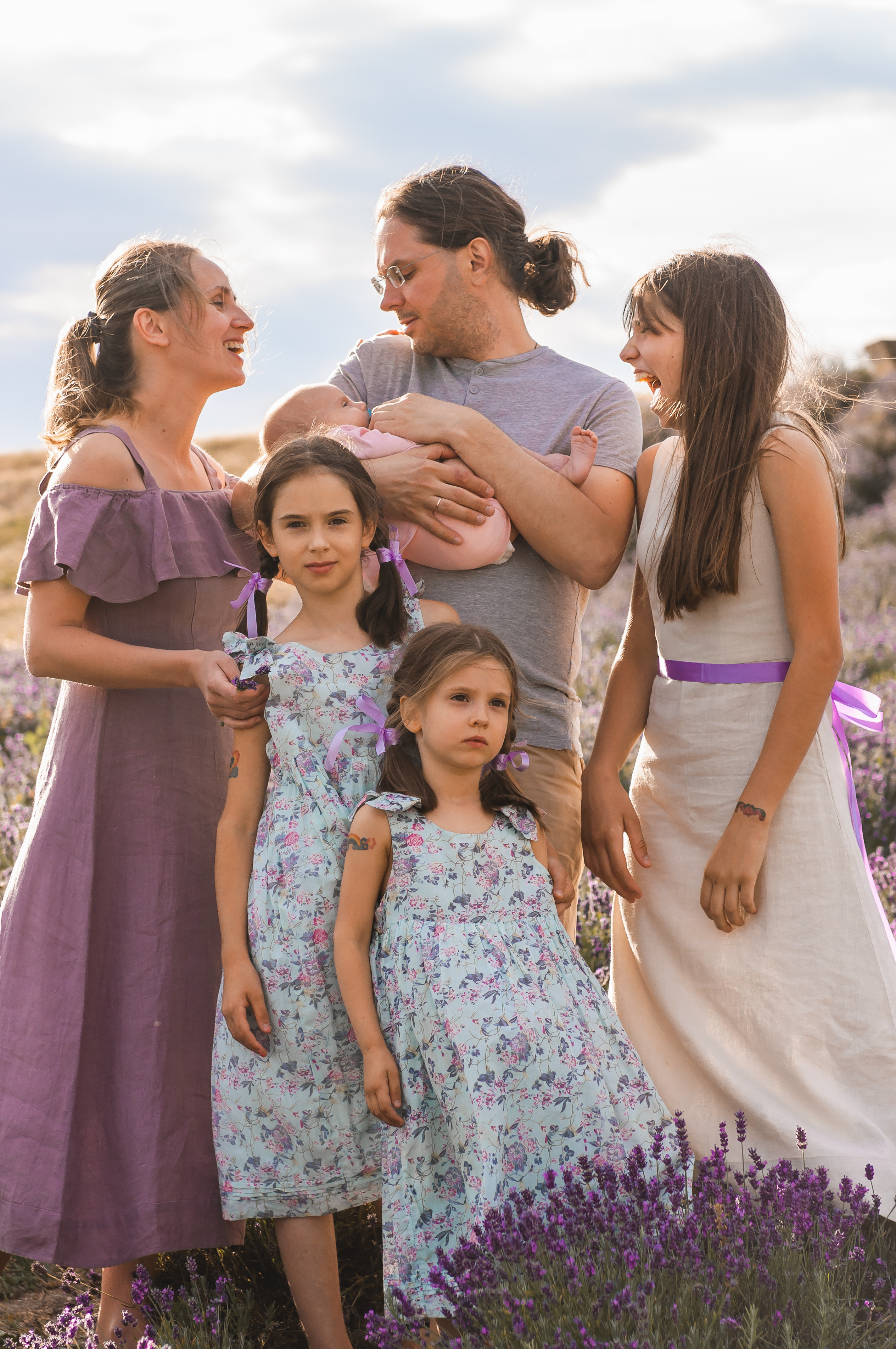 Photoshoot for a large family in the lavender field. Calgary wedding photographer. Andrii Bielikov