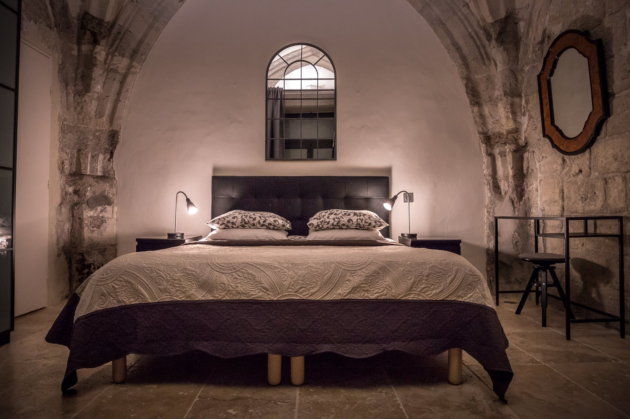 Фотосъемка интерьера аппартаментов в средневековой Часовне, Авиньон. Фотограф ландшафтных садов и интерьеров Елена Шавловская, Нидерланды