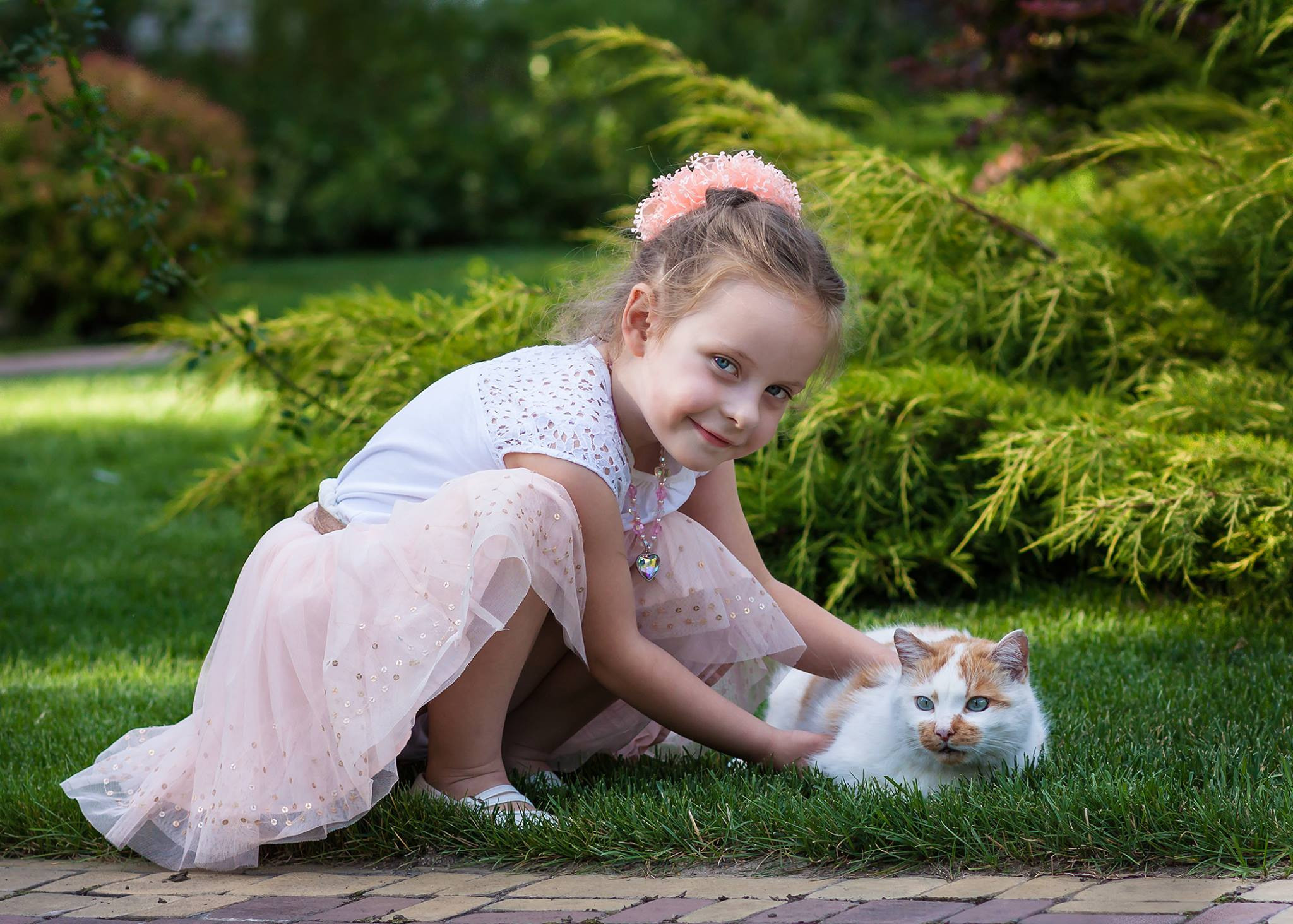 Children and a cat, photo walk. Garden and interior photographer Elena Shavlovska, Netherlands