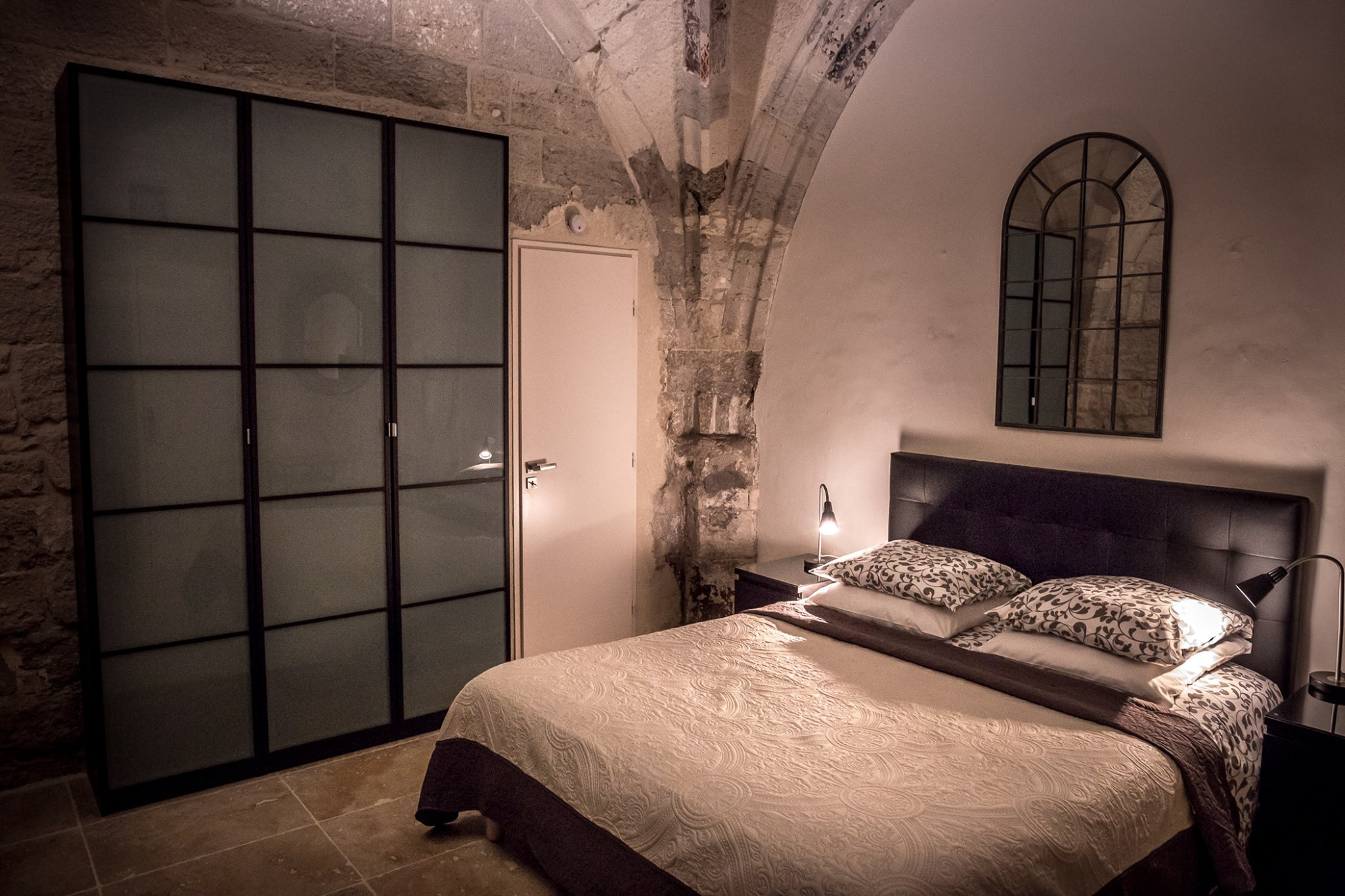 Фотосъемка интерьера аппартаментов в средневековой Часовне, Авиньон. Фотограф ландшафтных садов и интерьеров Елена Шавловская, Нидерланды