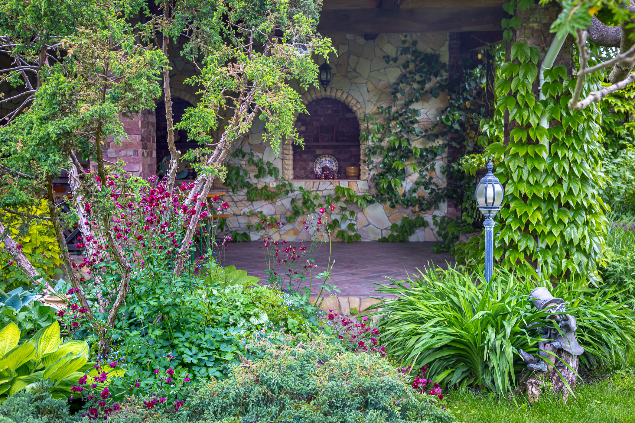 Photographing a spring-blooming private garden near Kyiv. Garden and interior photographer Elena Shavlovska, Netherlands