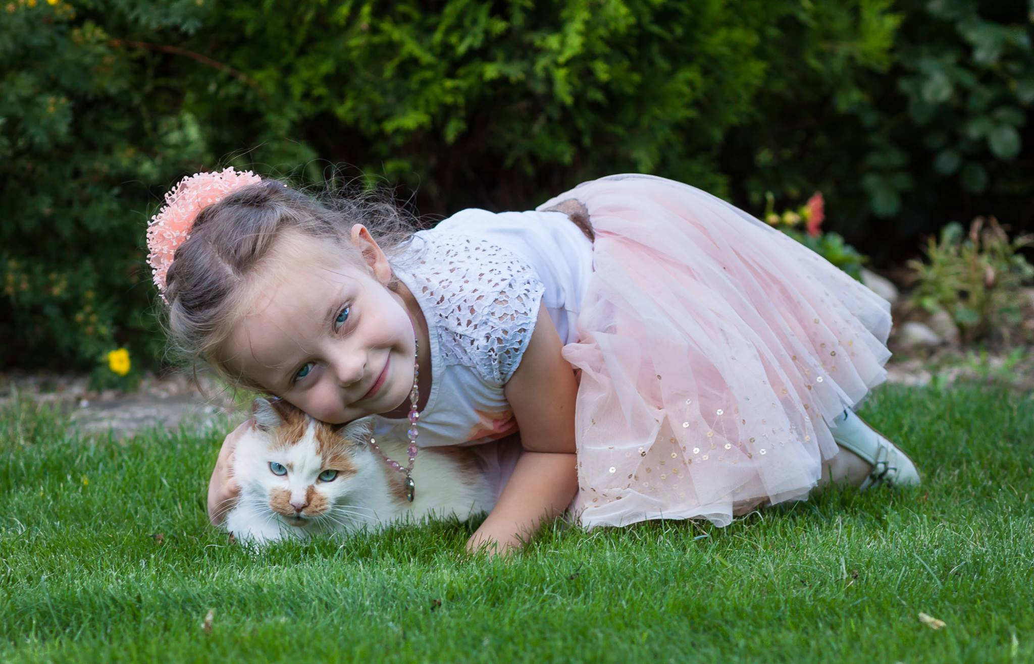Children and a cat, photo walk. Garden and interior photographer Elena Shavlovska, Netherlands