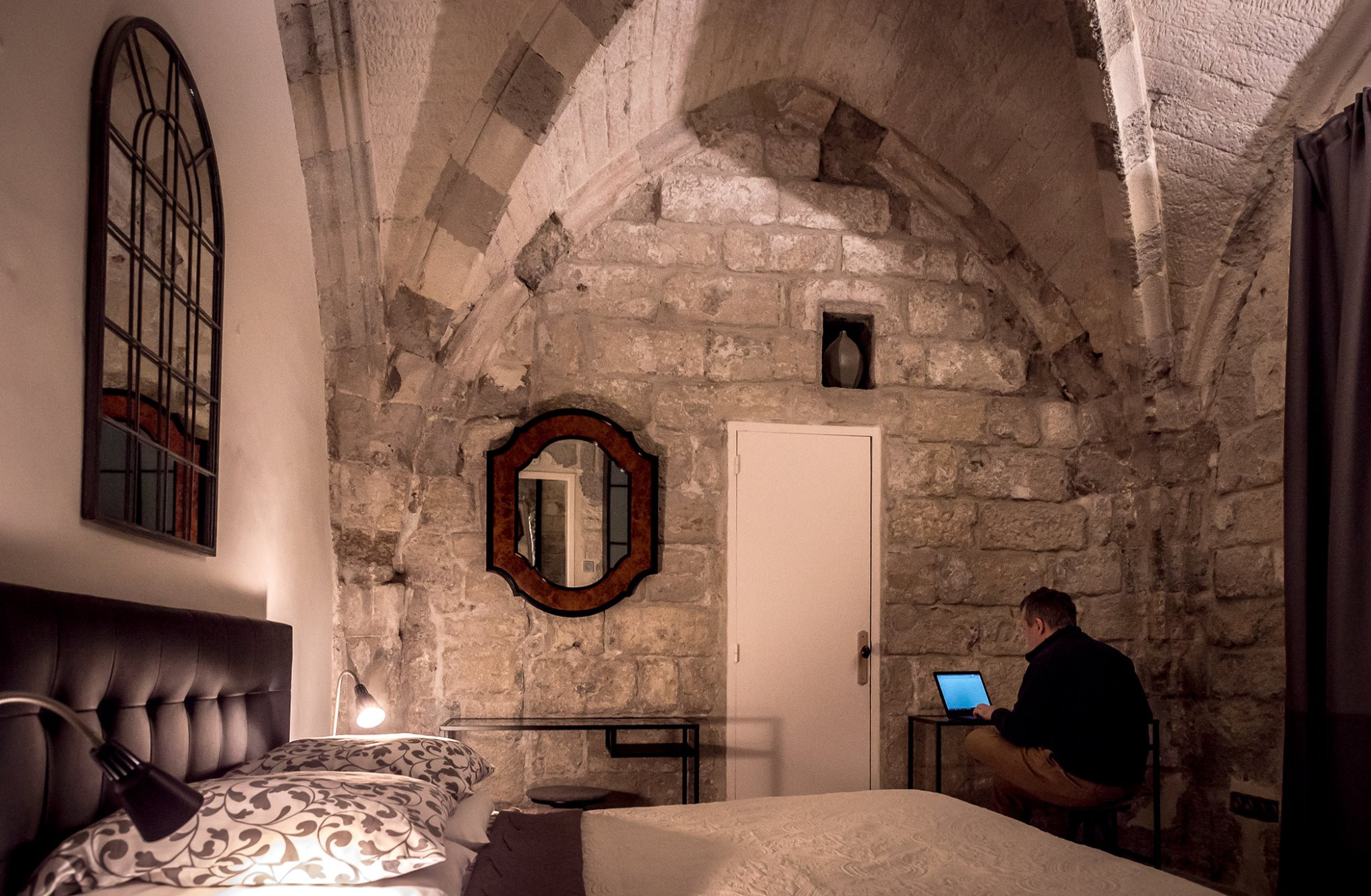 Фотосъемка интерьера аппартаментов в средневековой Часовне, Авиньон. Фотограф ландшафтных садов и интерьеров Елена Шавловская, Нидерланды