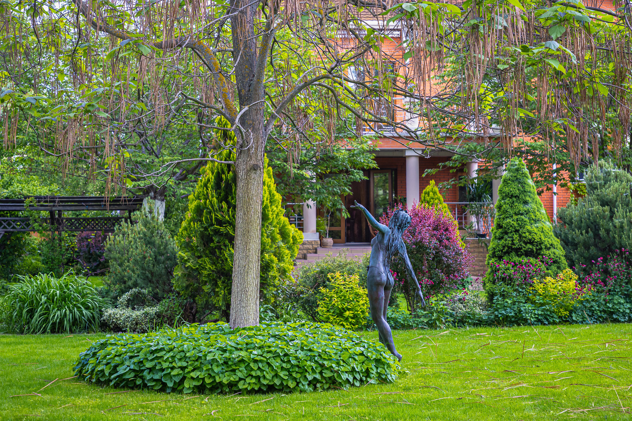 Photographing a spring-blooming private garden near Kyiv. Garden and interior photographer Elena Shavlovska, Netherlands