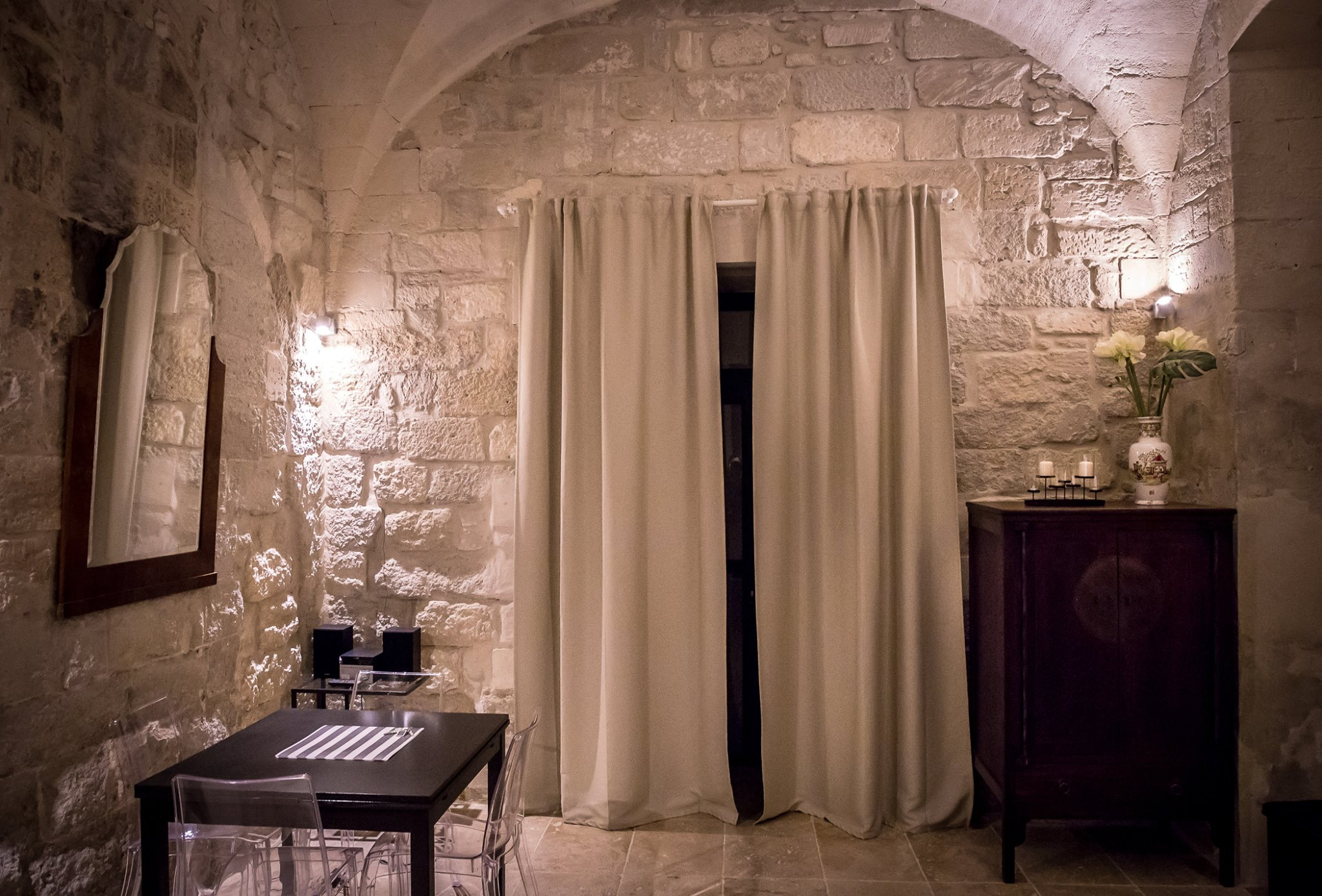 Фотосъемка интерьера аппартаментов в средневековой Часовне, Авиньон. Фотограф ландшафтных садов и интерьеров Елена Шавловская, Нидерланды