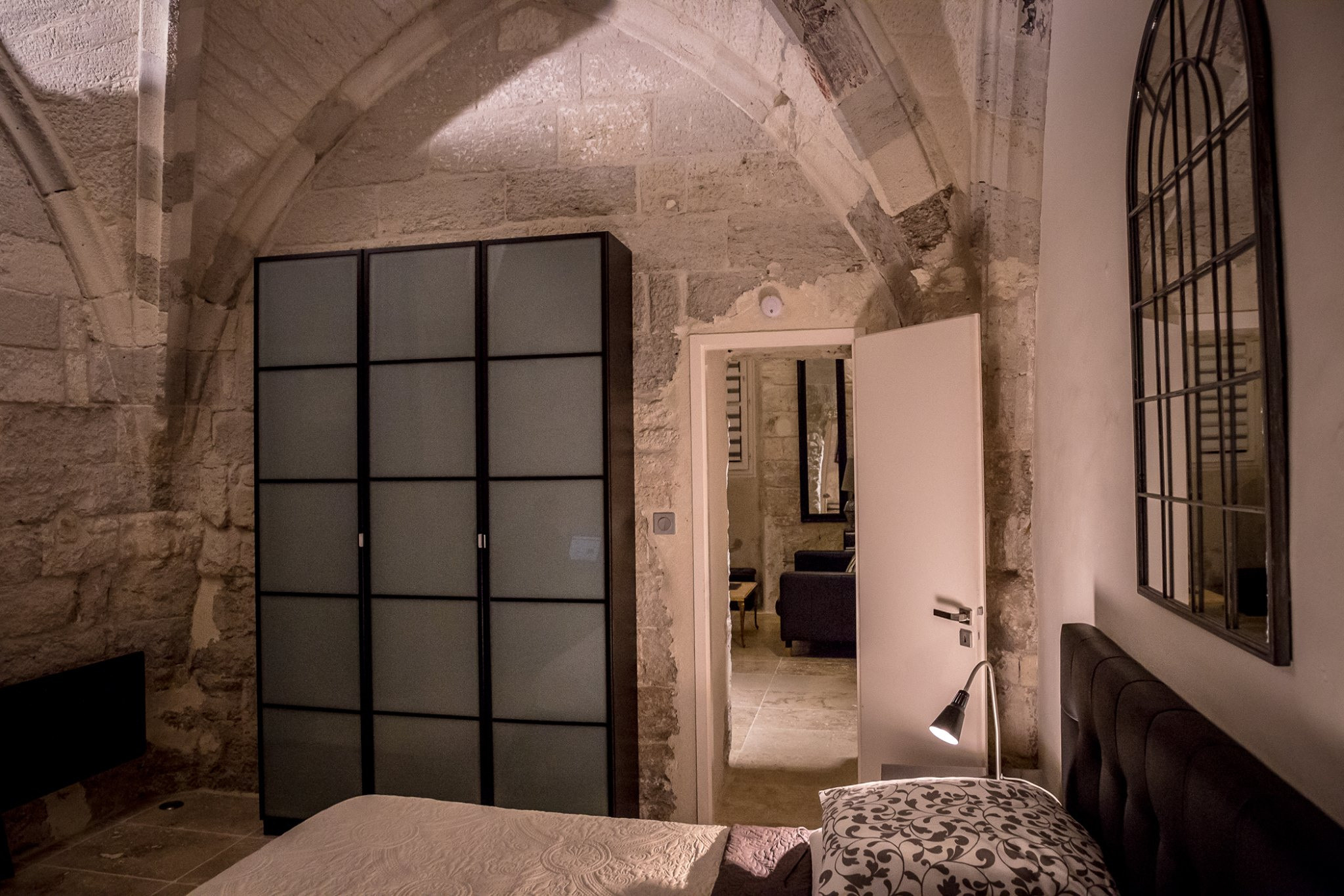 Фотосъемка интерьера аппартаментов в средневековой Часовне, Авиньон. Фотограф ландшафтных садов и интерьеров Елена Шавловская, Нидерланды