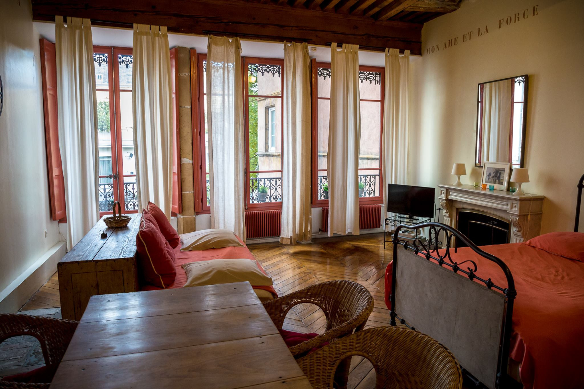 Фотосъемка интерьера аппартаментов в старом городе, Лион. Фотограф ландшафтных садов и интерьеров Елена Шавловская, Нидерланды