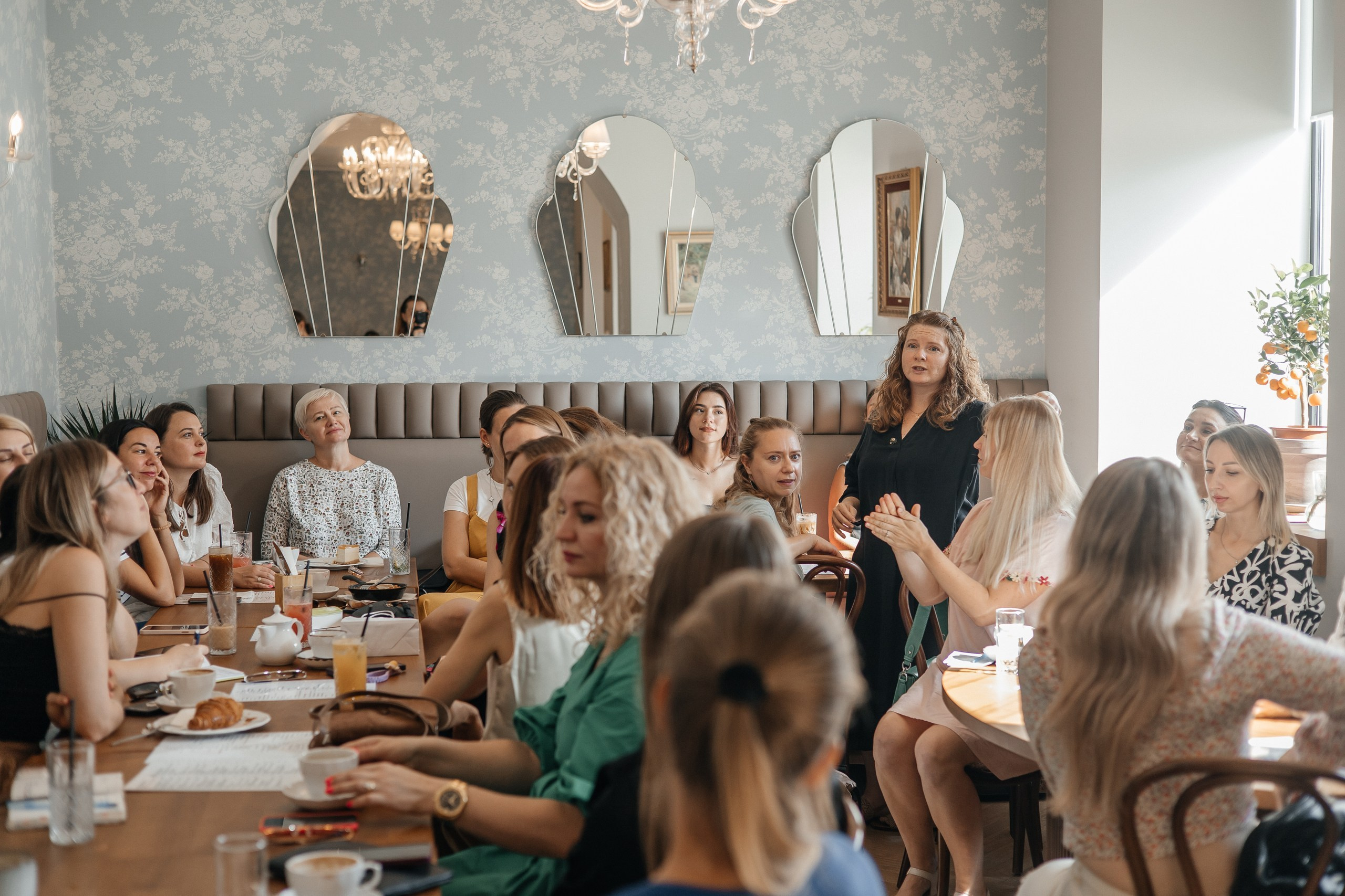 Kobiece spotkanie. Fotograf Vika Saroka