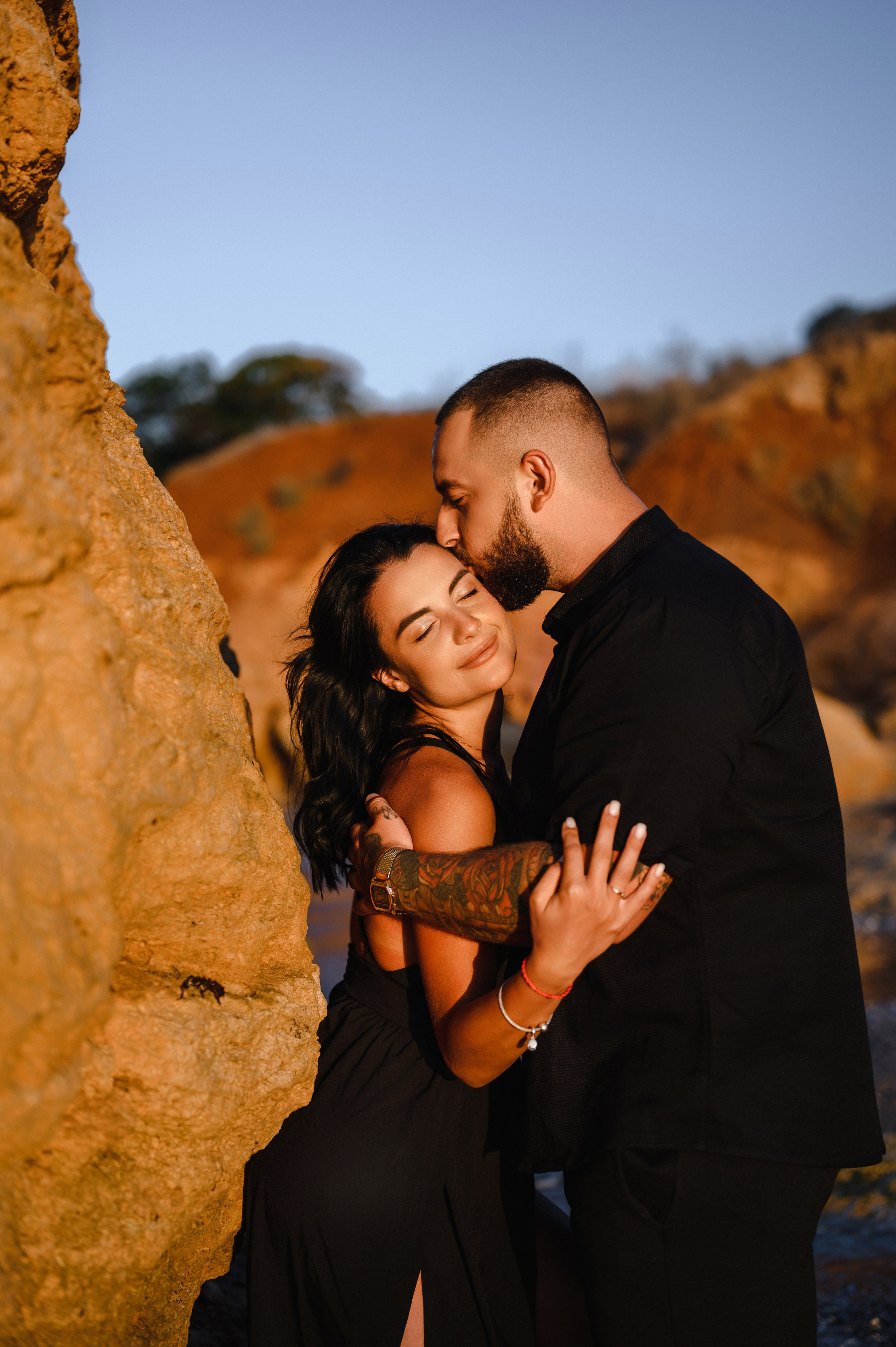 Морской рассвет на пляже с камнями