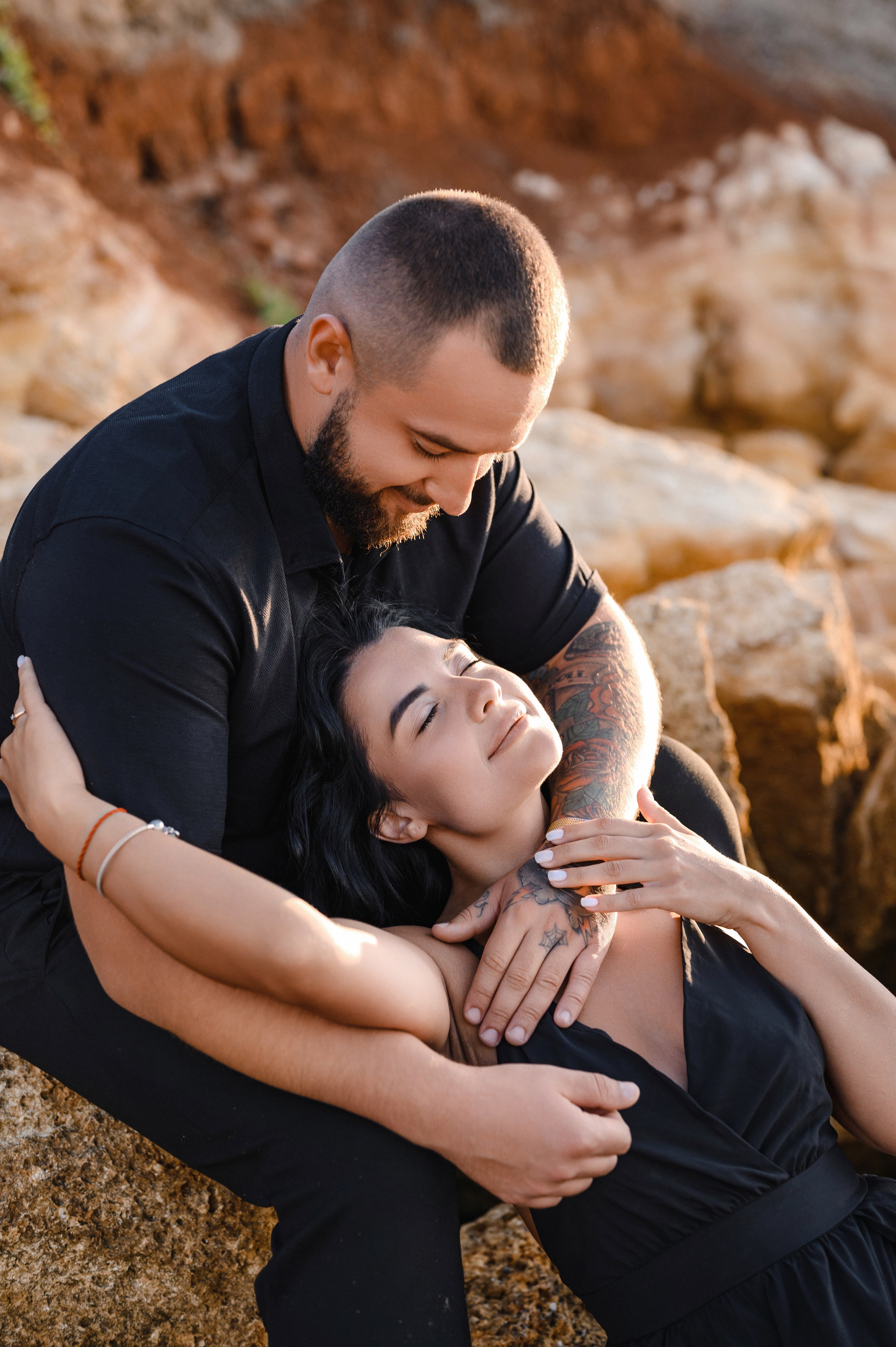 Морской рассвет на пляже с камнями