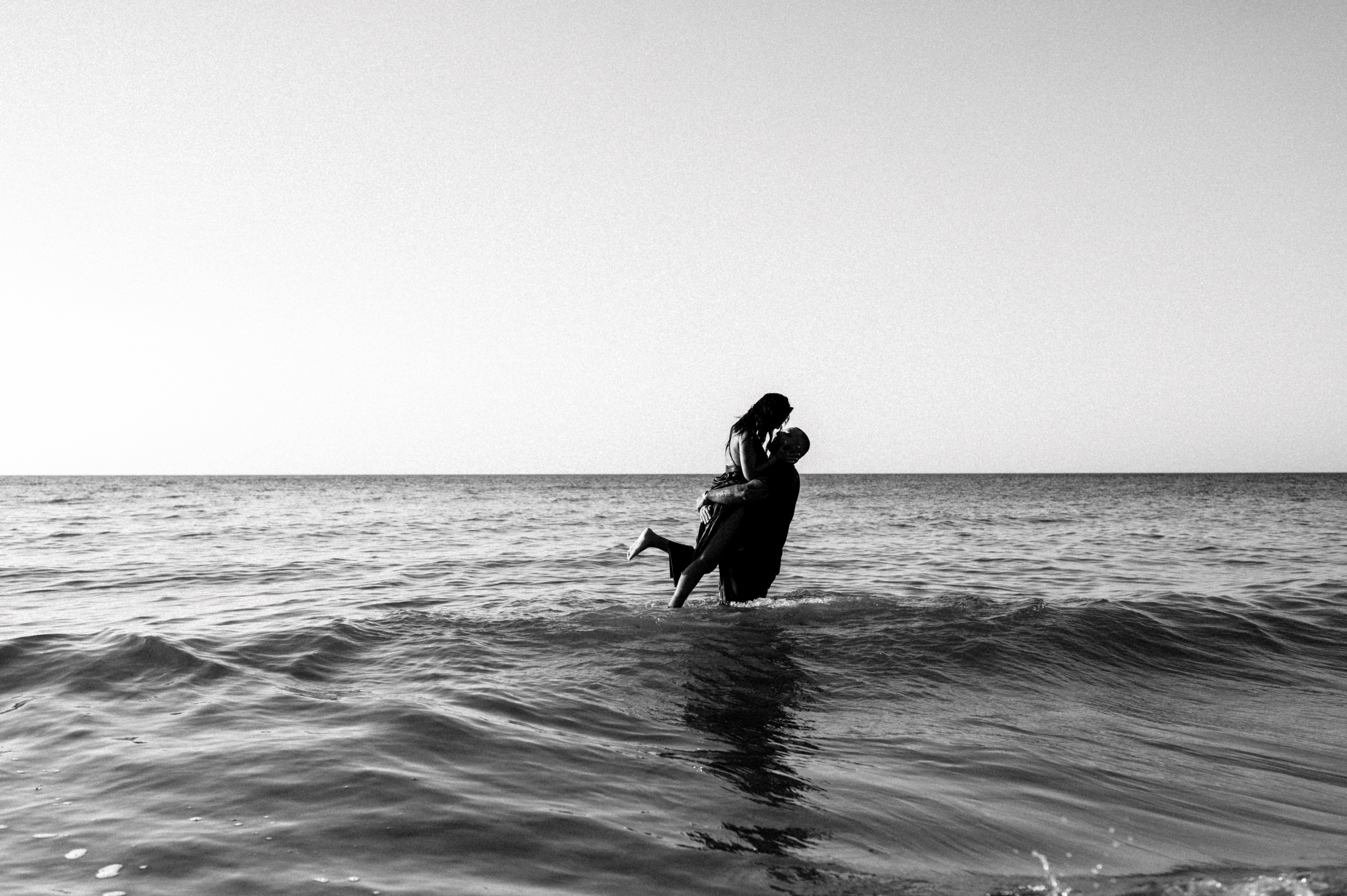 Морской рассвет на пляже с камнями