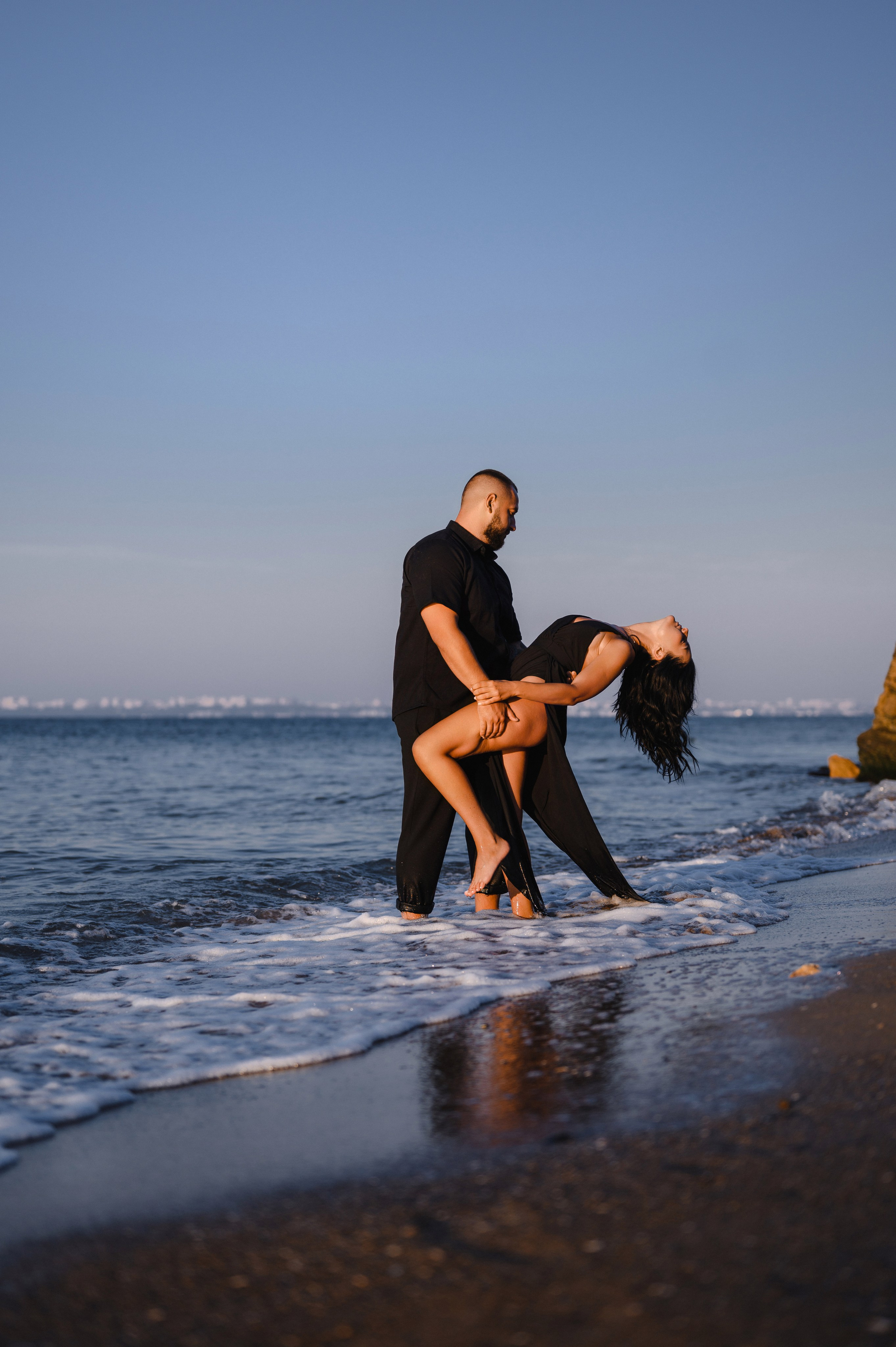 Морской рассвет на пляже с камнями